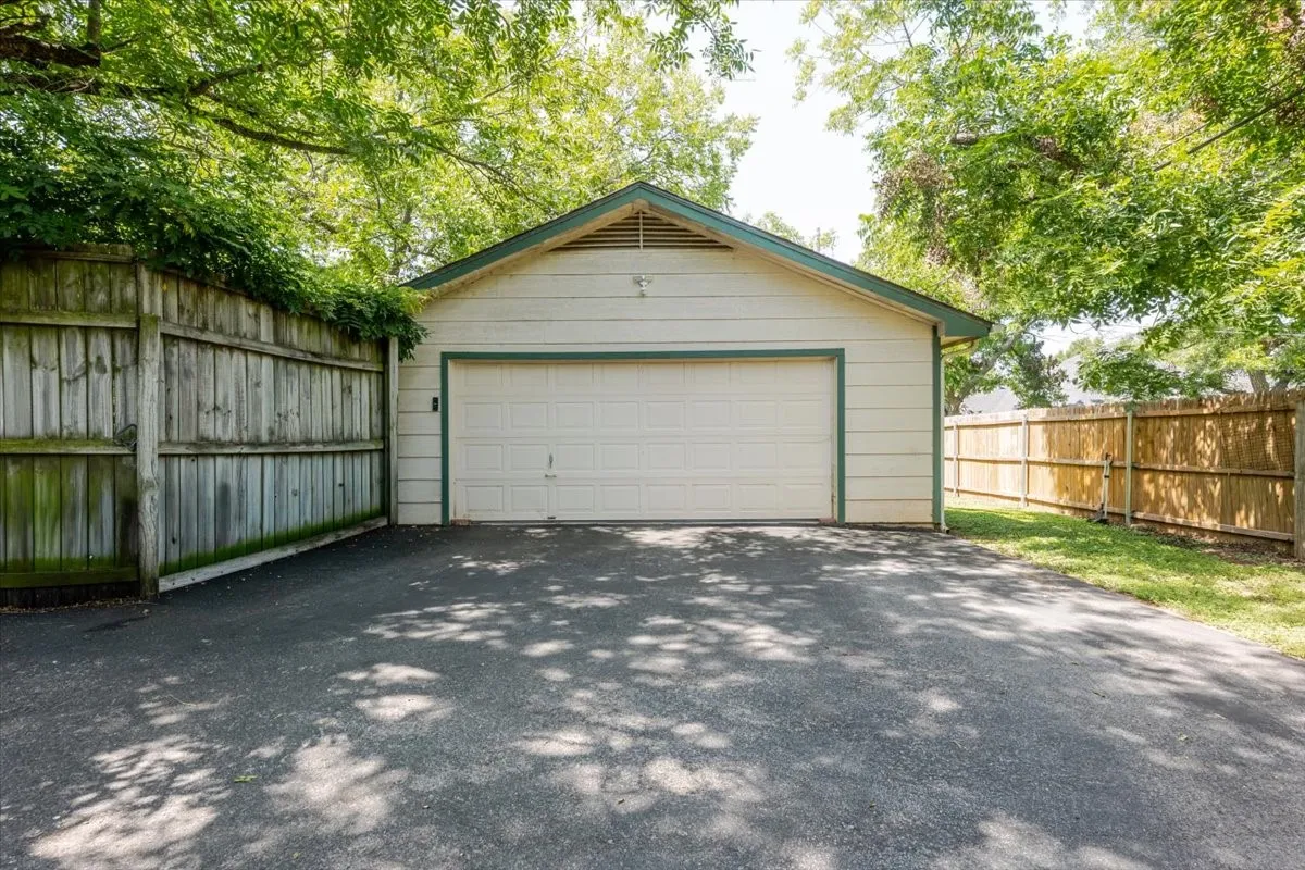 Single Family Residence For Sale in Hood County , 3908 Bandera Drive, De Cordova, Texas 76049, 3 Bedroom, 3 Bathroom, 2 Garage spaces, 1,994 Sqft, built in 1986, mls#21320948, Real Estate Agent in De Cordova, Homes For Sale in Hood county, Homes For Sale in De Cordova, Realtor in De Cordova Texas, Real Estate Brokerage Independent Realty Texas, Luminita Cordes Realtor
