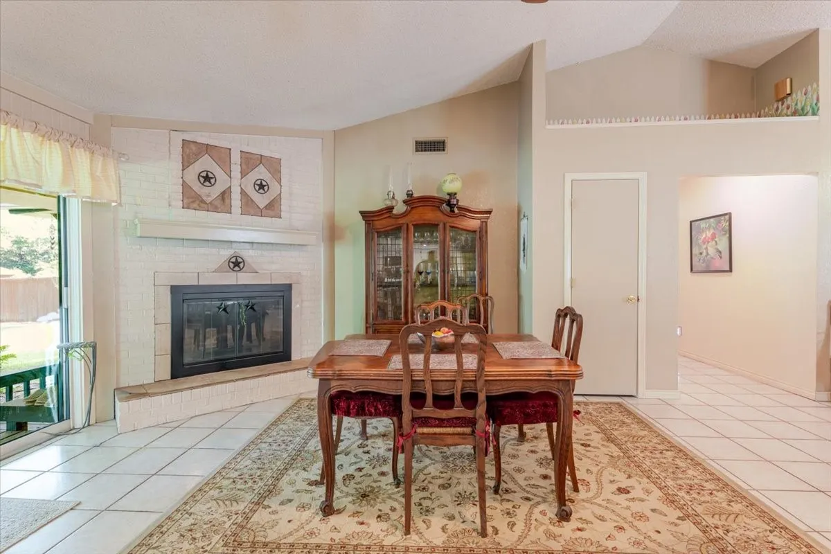 Single Family Residence For Sale in Hood County , 3908 Bandera Drive, De Cordova, Texas 76049, 3 Bedroom, 3 Bathroom, 2 Garage spaces, 1,994 Sqft, built in 1986, mls#21320948, Real Estate Agent in De Cordova, Homes For Sale in Hood county, Homes For Sale in De Cordova, Realtor in De Cordova Texas, Real Estate Brokerage Independent Realty Texas, Luminita Cordes Realtor