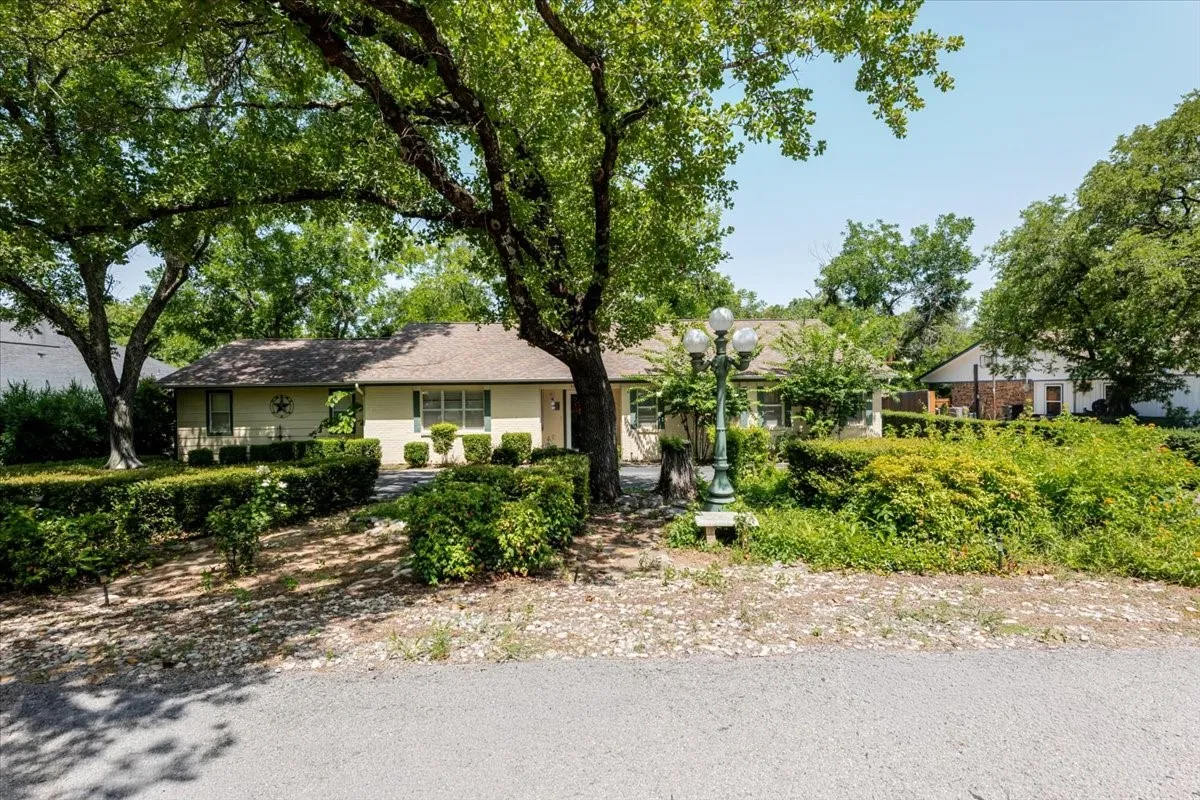 Single Family Residence For Sale in Hood County , 3908 Bandera Drive, De Cordova, Texas 76049, 3 Bedroom, 3 Bathroom, 2 Garage spaces, 1,994 Sqft, built in 1986, mls#21320948, Real Estate Agent in De Cordova, Homes For Sale in Hood county, Homes For Sale in De Cordova, Realtor in De Cordova Texas, Real Estate Brokerage Independent Realty Texas, Luminita Cordes Realtor