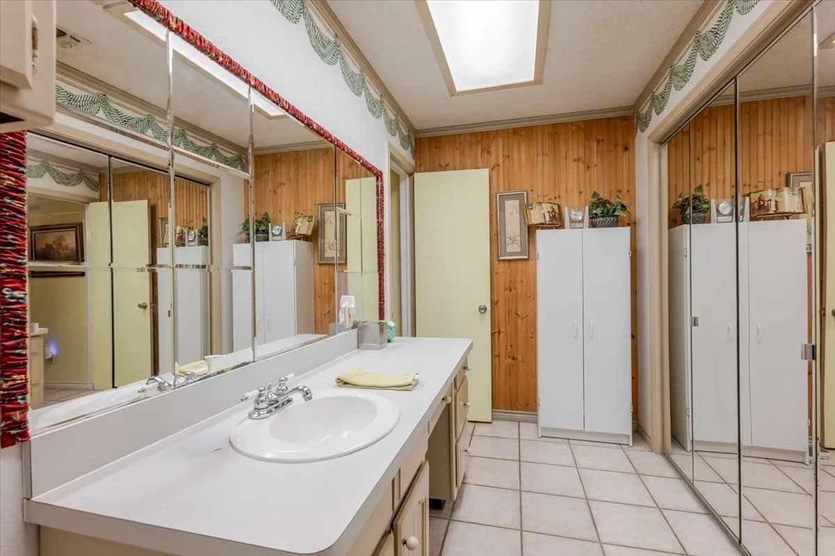 Single Family Residence For Sale in Hood County , 3908 Bandera Drive, De Cordova, Texas 76049, 3 Bedroom, 3 Bathroom, 2 Garage spaces, 1,994 Sqft, built in 1986, mls#21320948, Real Estate Agent in De Cordova, Homes For Sale in Hood county, Homes For Sale in De Cordova, Realtor in De Cordova Texas, Real Estate Brokerage Independent Realty Texas, Luminita Cordes Realtor