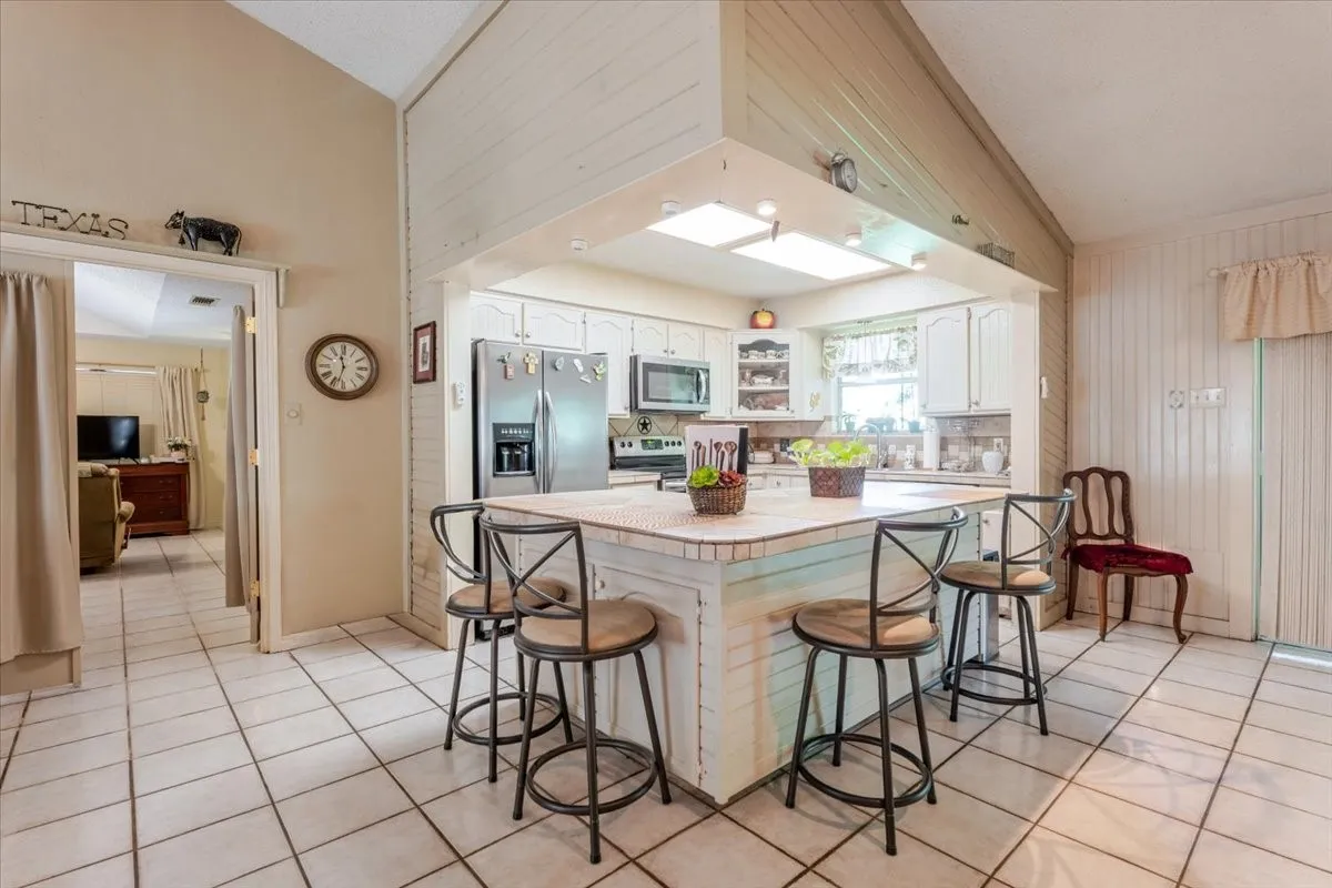 Single Family Residence For Sale in Hood County , 3908 Bandera Drive, De Cordova, Texas 76049, 3 Bedroom, 3 Bathroom, 2 Garage spaces, 1,994 Sqft, built in 1986, mls#21320948, Real Estate Agent in De Cordova, Homes For Sale in Hood county, Homes For Sale in De Cordova, Realtor in De Cordova Texas, Real Estate Brokerage Independent Realty Texas, Luminita Cordes Realtor