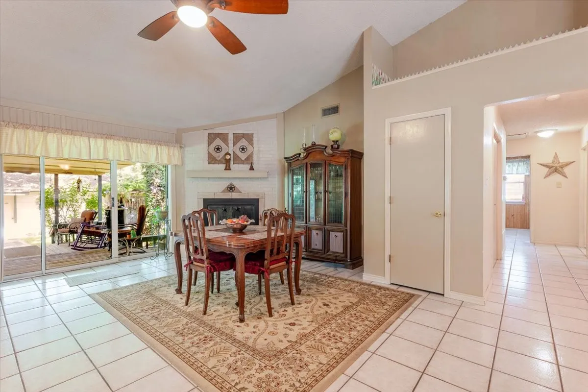 Single Family Residence For Sale in Hood County , 3908 Bandera Drive, De Cordova, Texas 76049, 3 Bedroom, 3 Bathroom, 2 Garage spaces, 1,994 Sqft, built in 1986, mls#21320948, Real Estate Agent in De Cordova, Homes For Sale in Hood county, Homes For Sale in De Cordova, Realtor in De Cordova Texas, Real Estate Brokerage Independent Realty Texas, Luminita Cordes Realtor