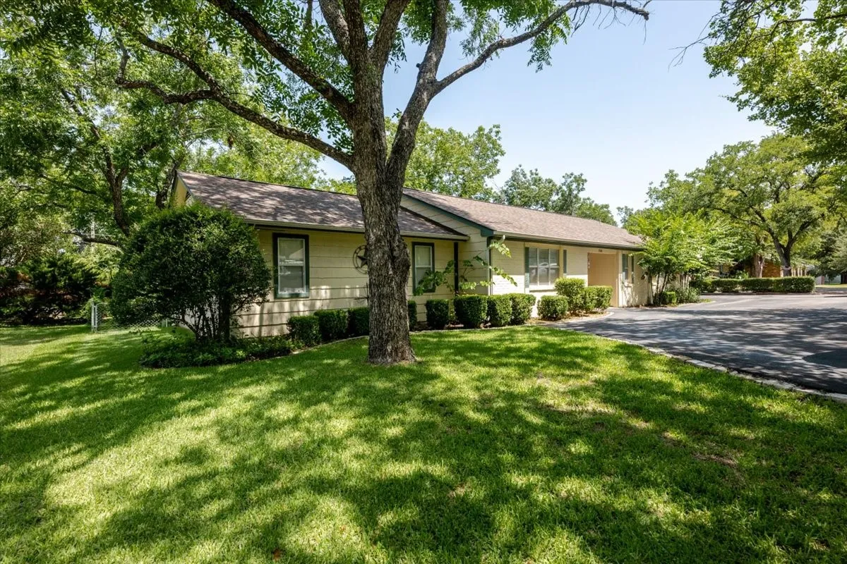 Single Family Residence For Sale in Hood County , 3908 Bandera Drive, De Cordova, Texas 76049, 3 Bedroom, 3 Bathroom, 2 Garage spaces, 1,994 Sqft, built in 1986, mls#21320948, Real Estate Agent in De Cordova, Homes For Sale in Hood county, Homes For Sale in De Cordova, Realtor in De Cordova Texas, Real Estate Brokerage Independent Realty Texas, Luminita Cordes Realtor