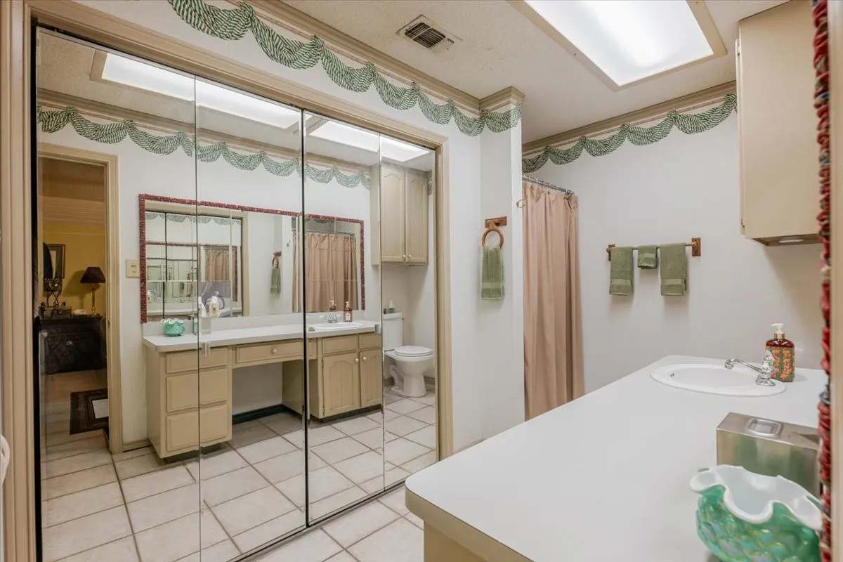 Single Family Residence For Sale in Hood County , 3908 Bandera Drive, De Cordova, Texas 76049, 3 Bedroom, 3 Bathroom, 2 Garage spaces, 1,994 Sqft, built in 1986, mls#21320948, Real Estate Agent in De Cordova, Homes For Sale in Hood county, Homes For Sale in De Cordova, Realtor in De Cordova Texas, Real Estate Brokerage Independent Realty Texas, Luminita Cordes Realtor