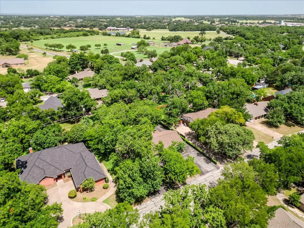 Single Family Residence For Sale in Hood County , 3908 Bandera Drive, De Cordova, Texas 76049, 3 Bedroom, 3 Bathroom, 2 Garage spaces, 1,994 Sqft, built in 1986, mls#21320948, Real Estate Agent in De Cordova, Homes For Sale in Hood county, Homes For Sale in De Cordova, Realtor in De Cordova Texas, Real Estate Brokerage Independent Realty Texas, Luminita Cordes Realtor