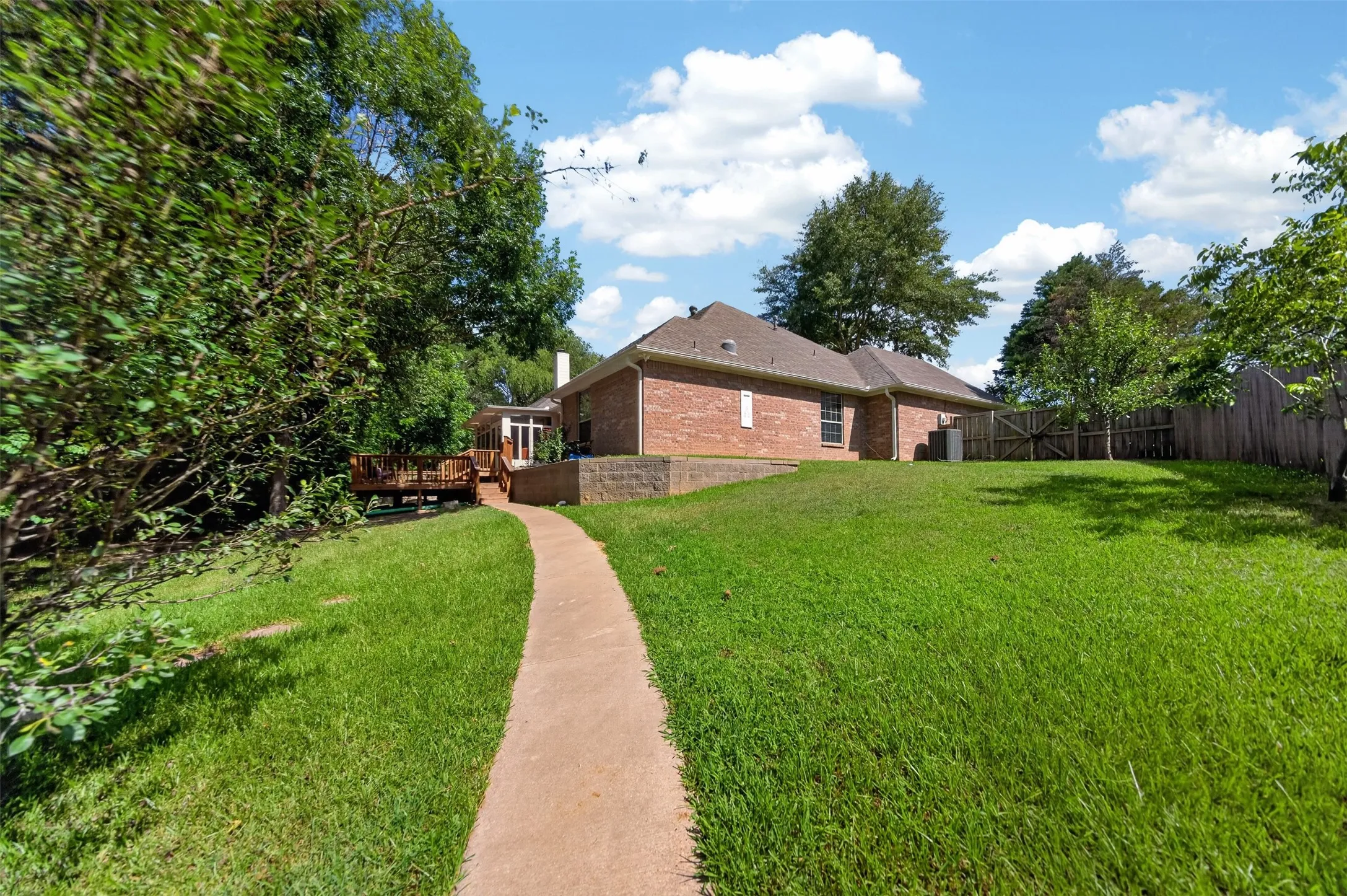 Single Family Residence For Sale in Smith County , 14317 Cedarwood Circle, Tyler, Texas 75703, 4 Bedroom, 3 Bathroom, 2 Garage spaces, 2,590 Sqft, built in 2009, mls#21320970, Real Estate Agent in Tyler, Homes For Sale in Smith county, Homes For Sale in Tyler, Realtor in Tyler Texas, Real Estate Brokerage Independent Realty Texas, Luminita Cordes Realtor