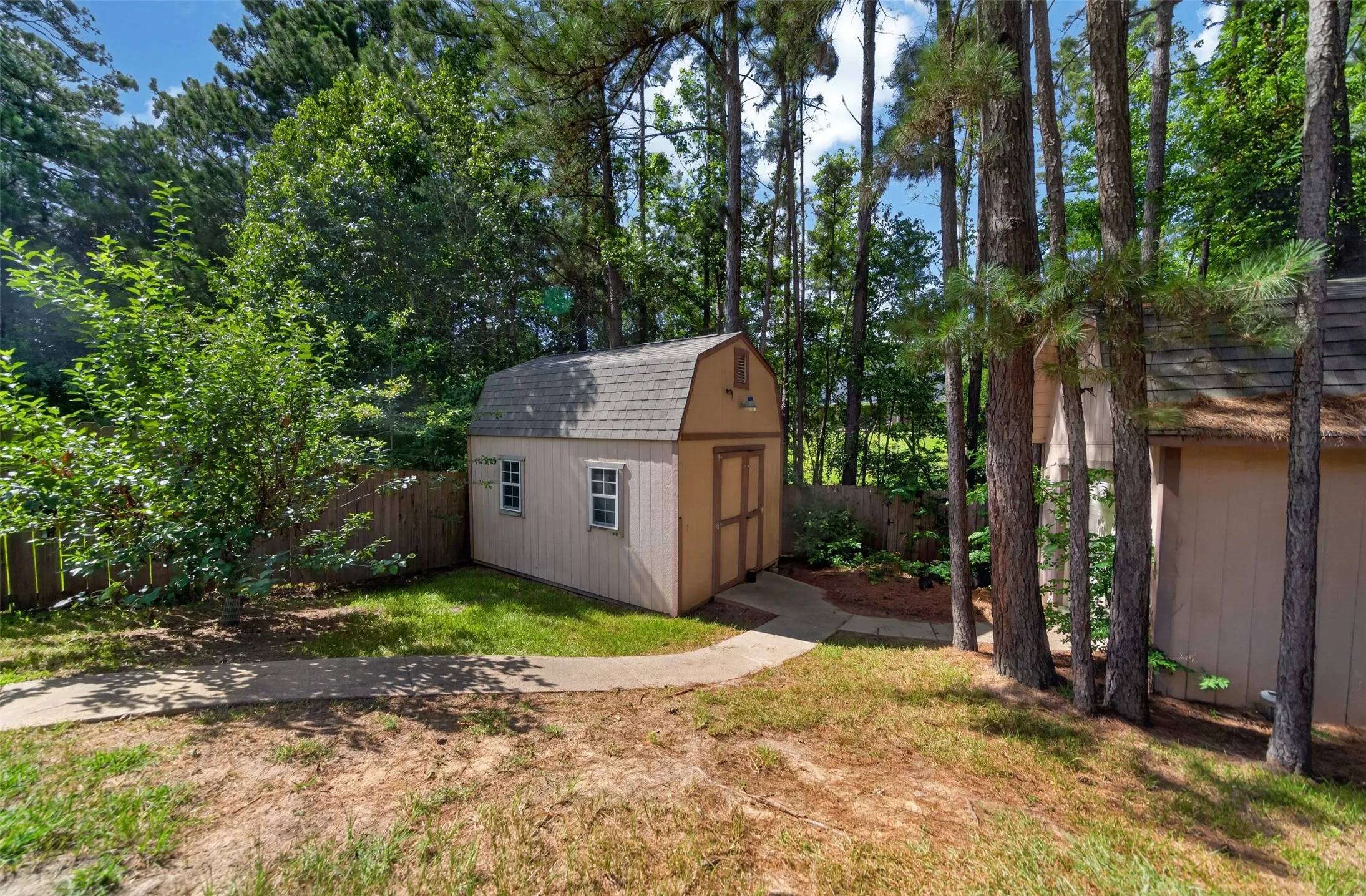 Single Family Residence For Sale in Smith County , 14317 Cedarwood Circle, Tyler, Texas 75703, 4 Bedroom, 3 Bathroom, 2 Garage spaces, 2,590 Sqft, built in 2009, mls#21320970, Real Estate Agent in Tyler, Homes For Sale in Smith county, Homes For Sale in Tyler, Realtor in Tyler Texas, Real Estate Brokerage Independent Realty Texas, Luminita Cordes Realtor