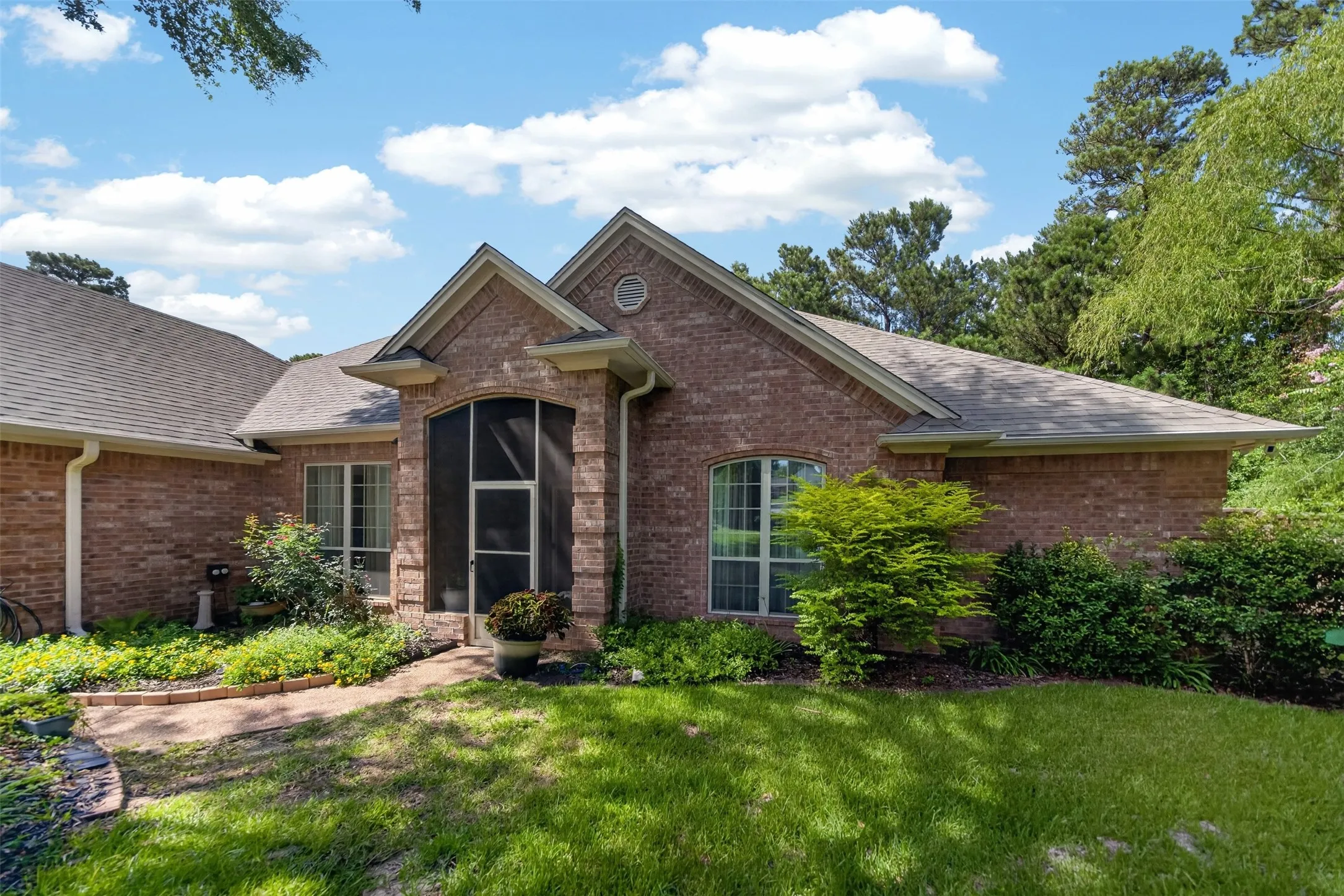 Single Family Residence For Sale in Smith County , 14317 Cedarwood Circle, Tyler, Texas 75703, 4 Bedroom, 3 Bathroom, 2 Garage spaces, 2,590 Sqft, built in 2009, mls#21320970, Real Estate Agent in Tyler, Homes For Sale in Smith county, Homes For Sale in Tyler, Realtor in Tyler Texas, Real Estate Brokerage Independent Realty Texas, Luminita Cordes Realtor
