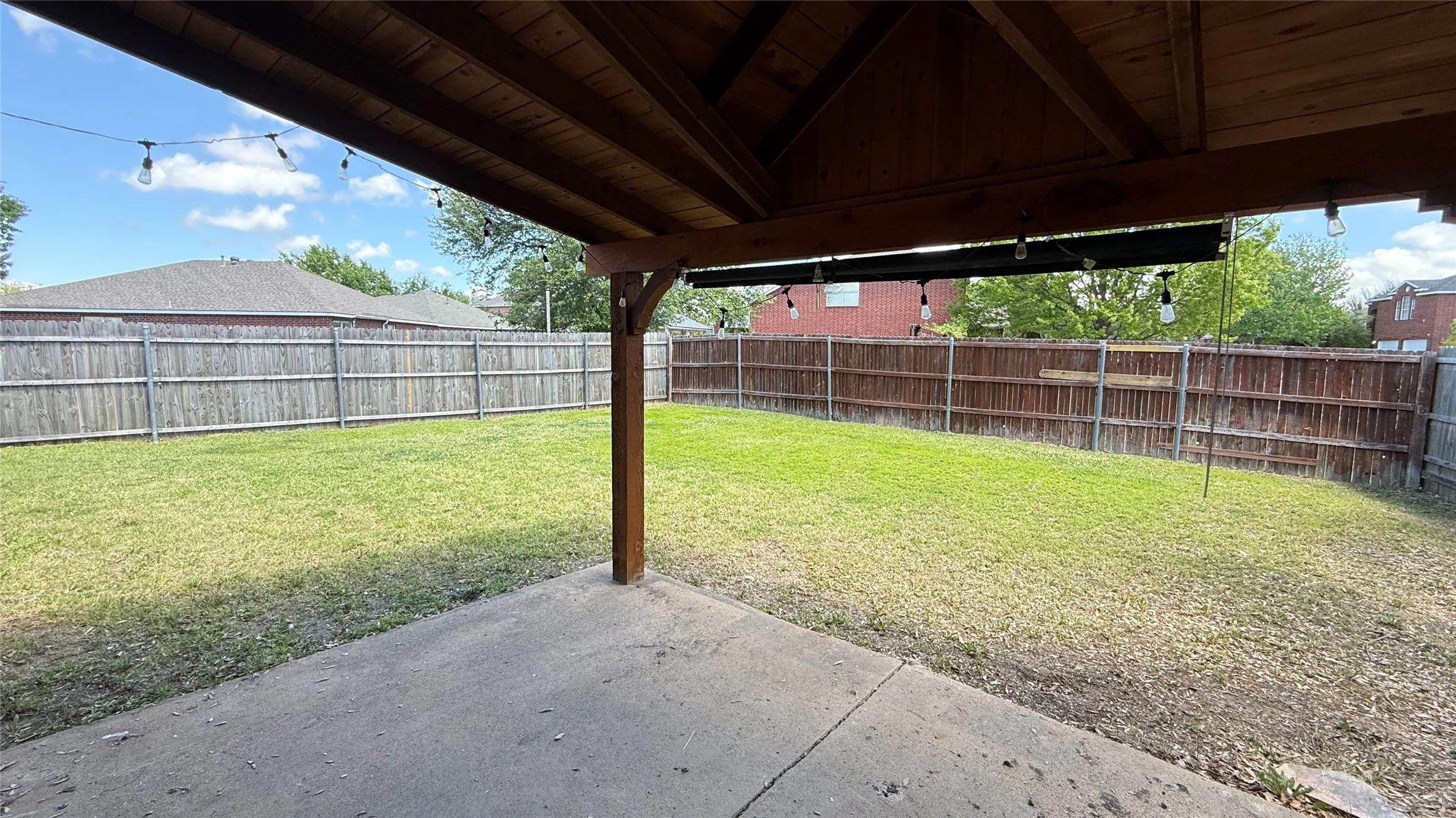 Single Family Residence For Sale in Dallas County , 10502 Augusta Lane, Rowlett, Texas 75089, 3 Bedroom, 2 Bathroom, 2 Garage spaces, 1,605 Sqft, built in 2000, mls#21320311, Real Estate Agent in Rowlett, Homes For Sale in Dallas county, Homes For Sale in Rowlett, Realtor in Rowlett Texas, Real Estate Brokerage Independent Realty Texas, Luminita Cordes Realtor