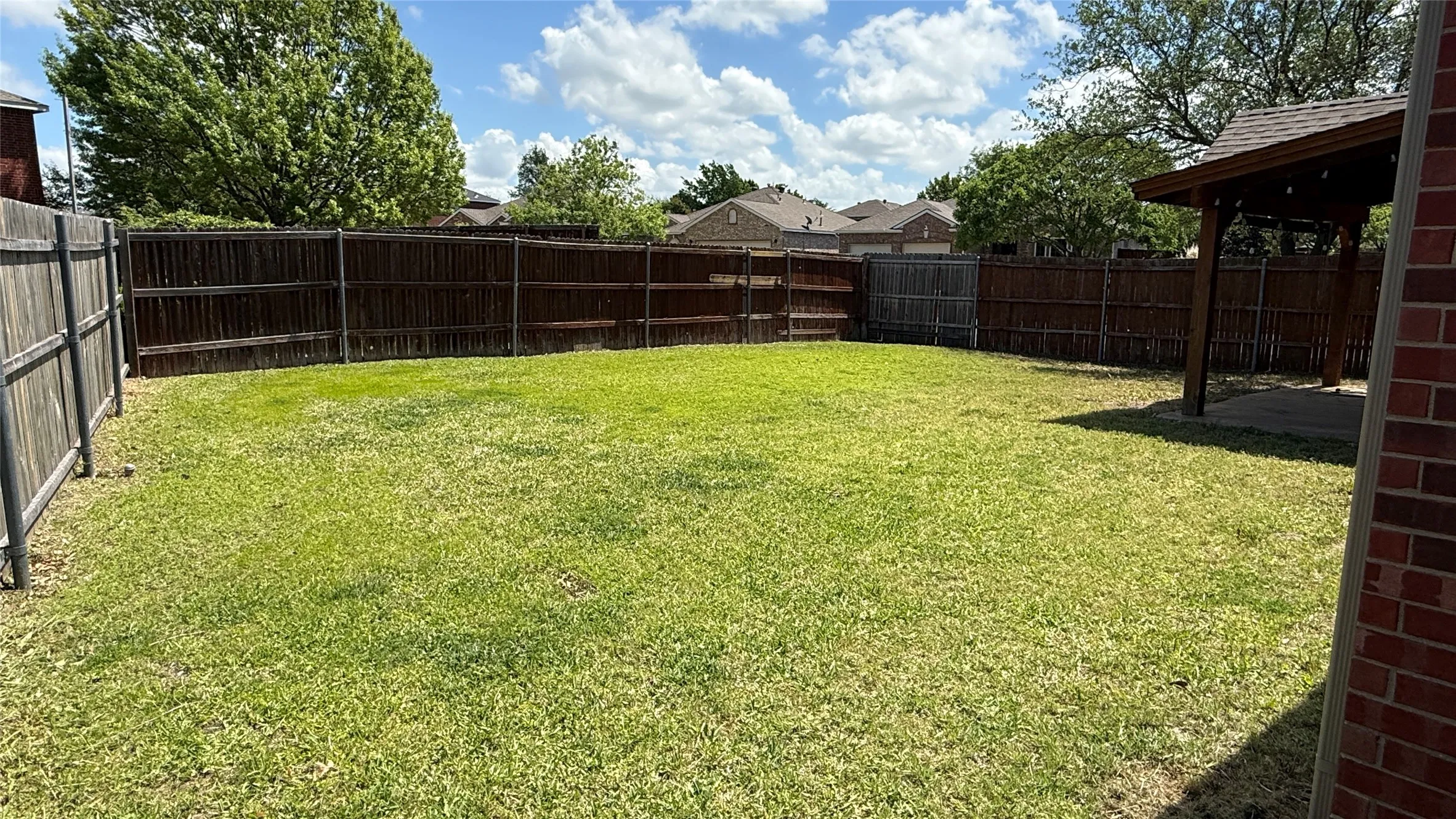 Single Family Residence For Sale in Dallas County , 10502 Augusta Lane, Rowlett, Texas 75089, 3 Bedroom, 2 Bathroom, 2 Garage spaces, 1,605 Sqft, built in 2000, mls#21320311, Real Estate Agent in Rowlett, Homes For Sale in Dallas county, Homes For Sale in Rowlett, Realtor in Rowlett Texas, Real Estate Brokerage Independent Realty Texas, Luminita Cordes Realtor