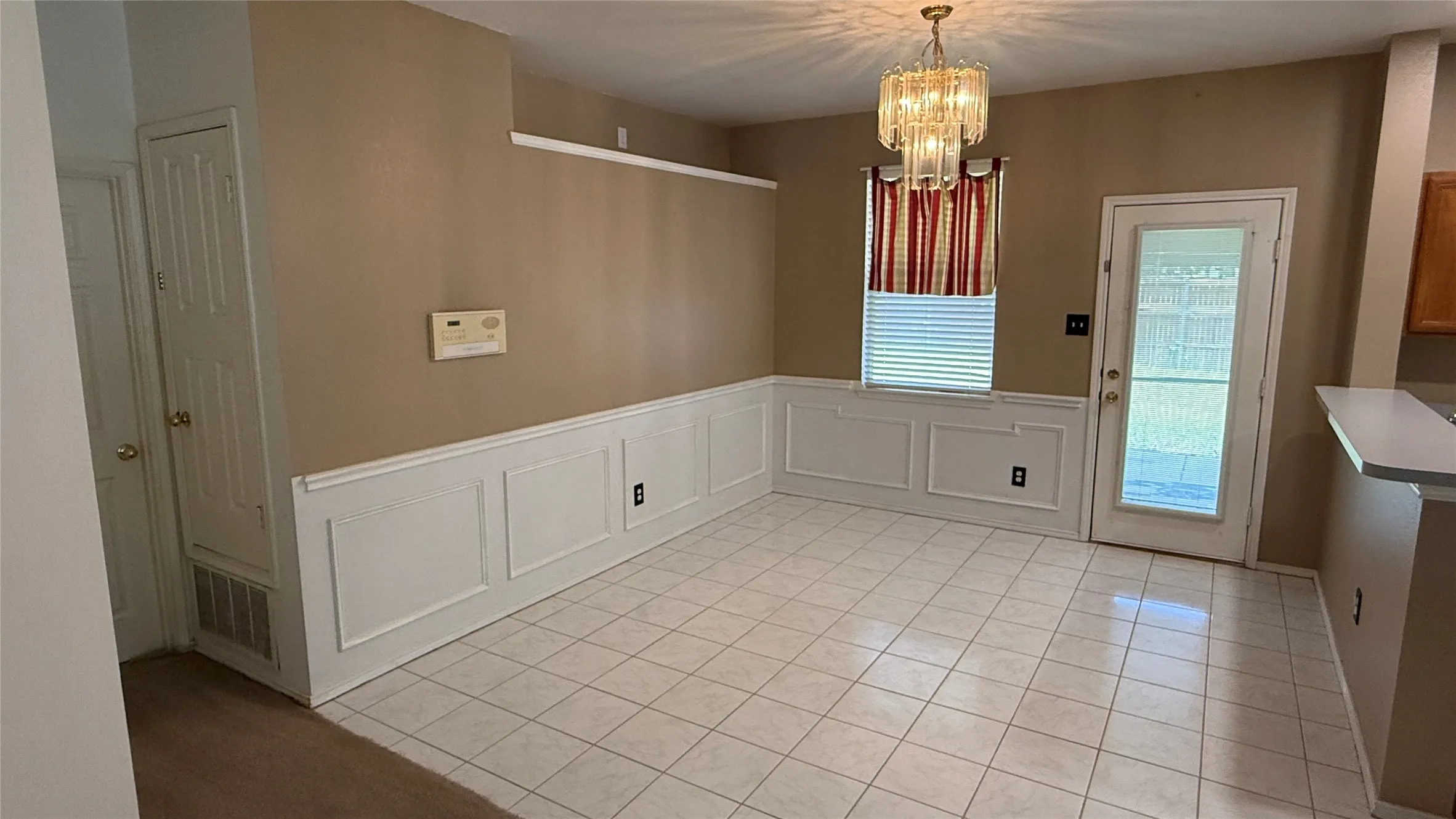 Single Family Residence For Sale in Dallas County , 10502 Augusta Lane, Rowlett, Texas 75089, 3 Bedroom, 2 Bathroom, 2 Garage spaces, 1,605 Sqft, built in 2000, mls#21320311, Real Estate Agent in Rowlett, Homes For Sale in Dallas county, Homes For Sale in Rowlett, Realtor in Rowlett Texas, Real Estate Brokerage Independent Realty Texas, Luminita Cordes Realtor