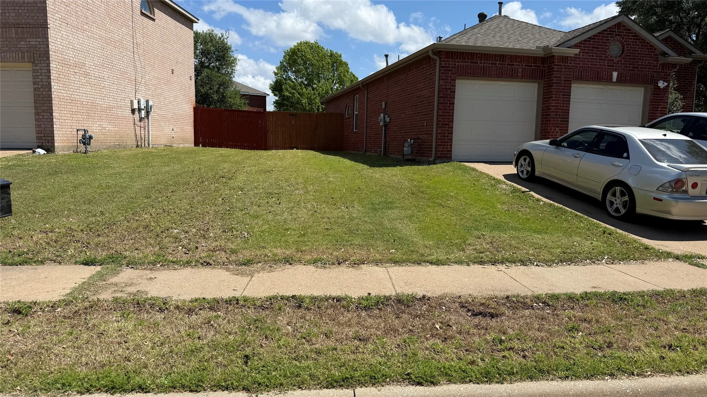 Single Family Residence For Sale in Dallas County , 10502 Augusta Lane, Rowlett, Texas 75089, 3 Bedroom, 2 Bathroom, 2 Garage spaces, 1,605 Sqft, built in 2000, mls#21320311, Real Estate Agent in Rowlett, Homes For Sale in Dallas county, Homes For Sale in Rowlett, Realtor in Rowlett Texas, Real Estate Brokerage Independent Realty Texas, Luminita Cordes Realtor