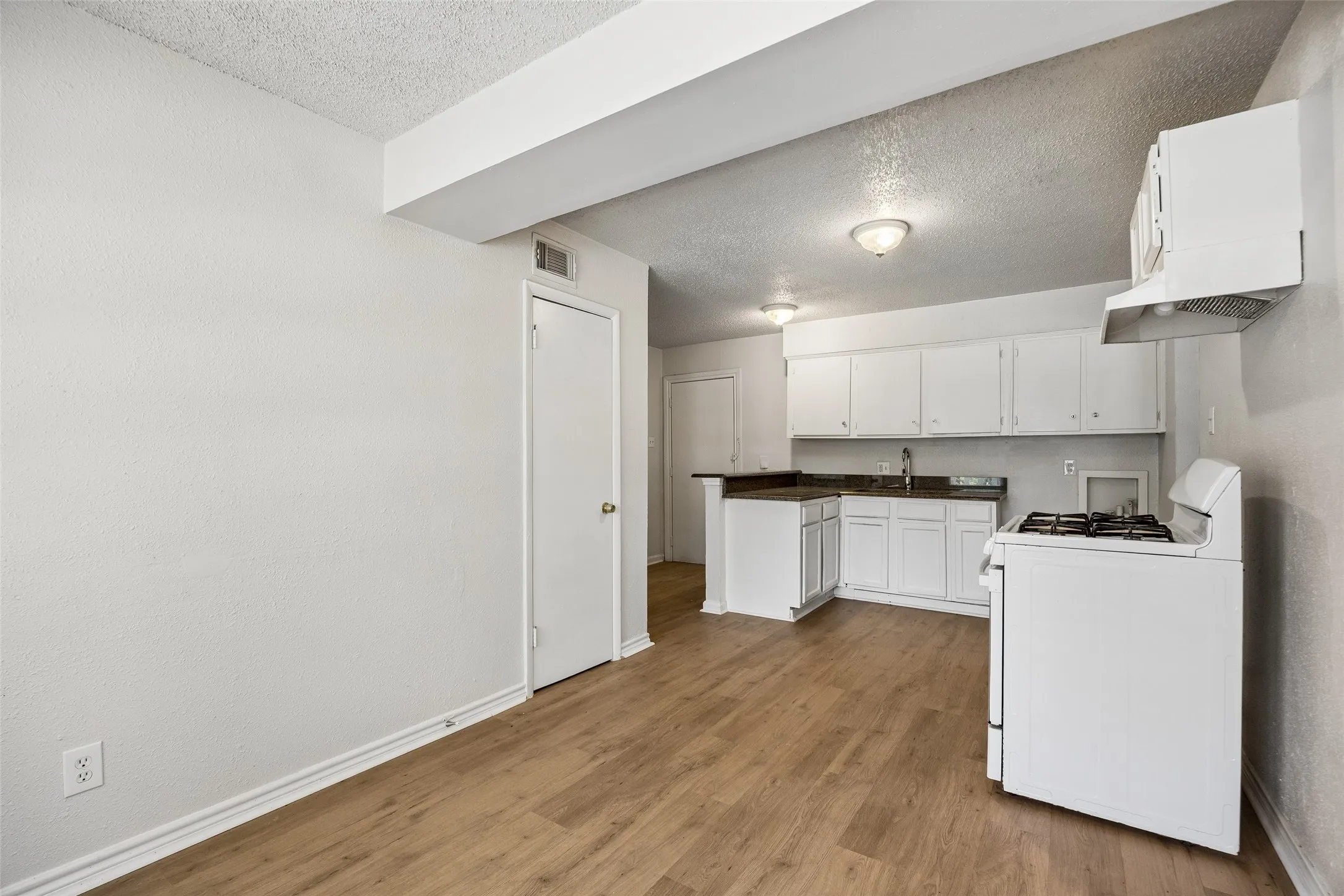 Single Family Residence For Sale in Dallas County , 5170 Cardiff Street, Dallas, Texas 75241, 3 Bedroom, 2 Bathroom, Garage spaces, 1,395 Sqft, built in 1957, mls#21315293, Real Estate Agent in Dallas, Homes For Sale in Dallas county, Homes For Sale in Dallas, Realtor in Dallas Texas, Real Estate Brokerage Independent Realty Texas, Luminita Cordes Realtor