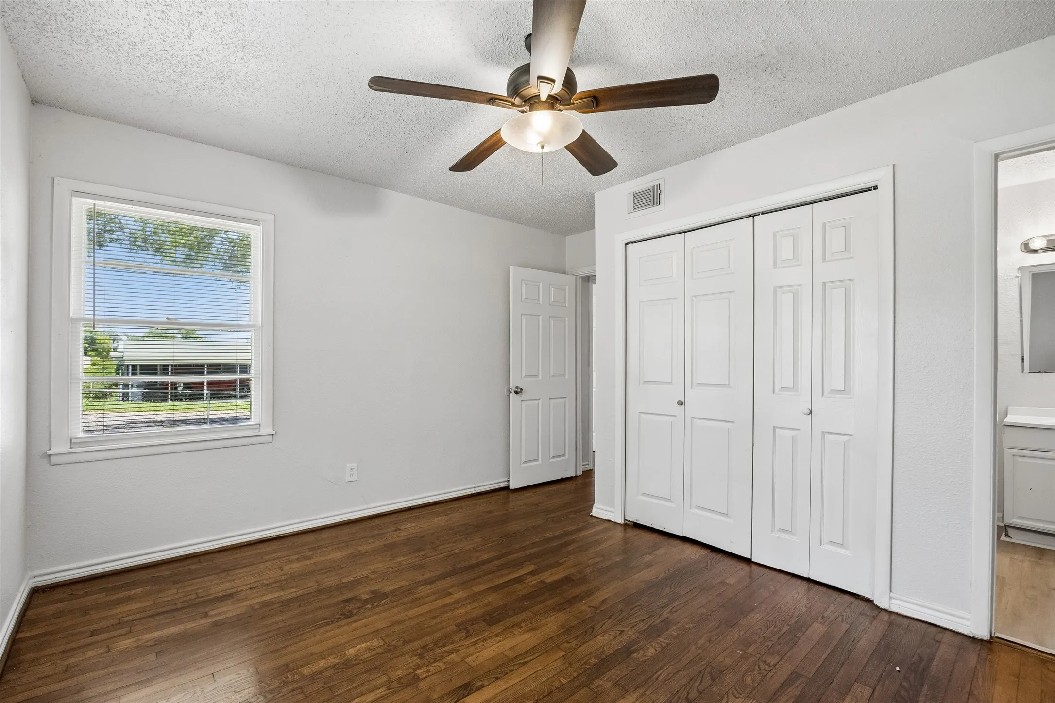 Single Family Residence For Sale in Dallas County , 5170 Cardiff Street, Dallas, Texas 75241, 3 Bedroom, 2 Bathroom, Garage spaces, 1,395 Sqft, built in 1957, mls#21315293, Real Estate Agent in Dallas, Homes For Sale in Dallas county, Homes For Sale in Dallas, Realtor in Dallas Texas, Real Estate Brokerage Independent Realty Texas, Luminita Cordes Realtor