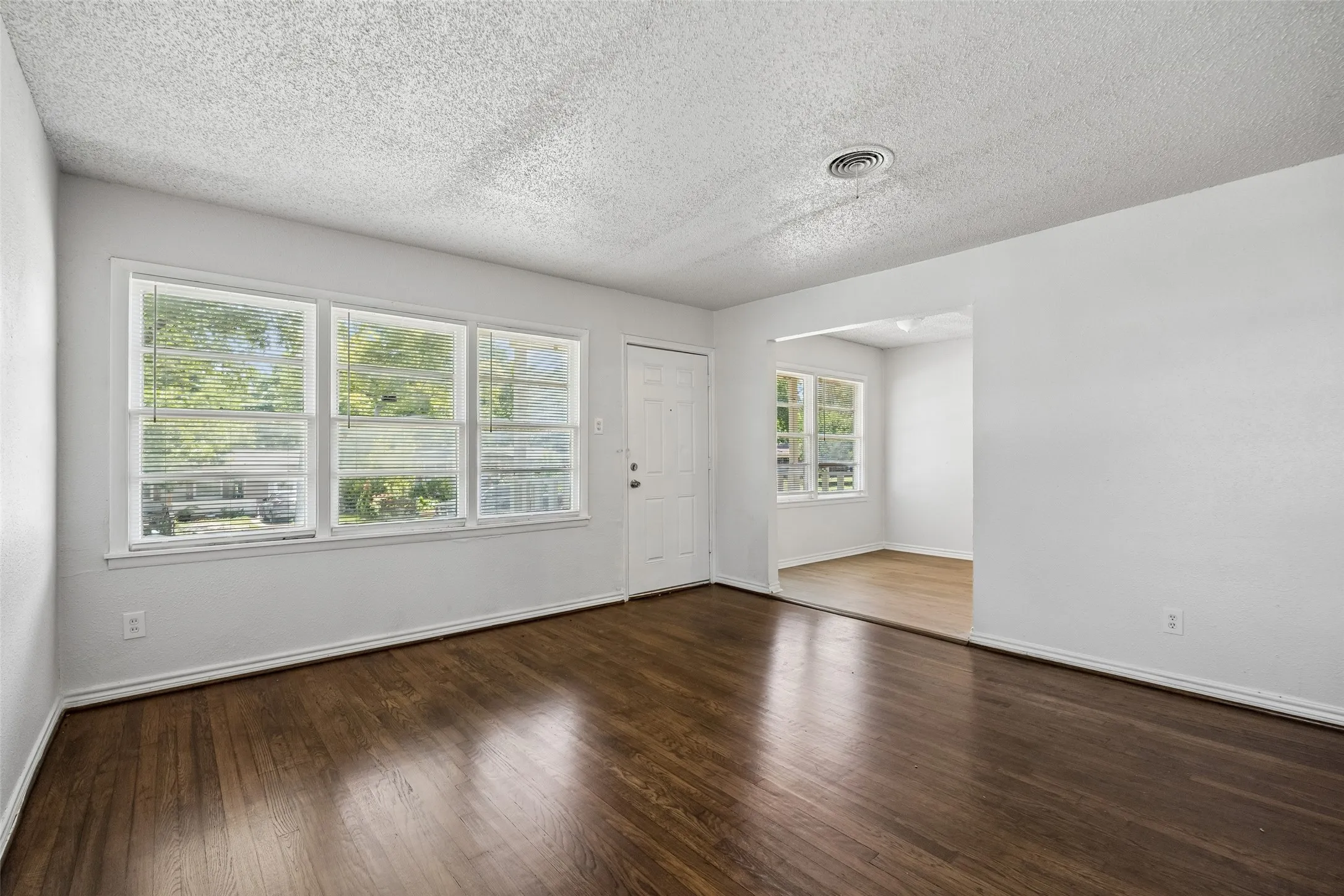 Single Family Residence For Sale in Dallas County , 5170 Cardiff Street, Dallas, Texas 75241, 3 Bedroom, 2 Bathroom, Garage spaces, 1,395 Sqft, built in 1957, mls#21315293, Real Estate Agent in Dallas, Homes For Sale in Dallas county, Homes For Sale in Dallas, Realtor in Dallas Texas, Real Estate Brokerage Independent Realty Texas, Luminita Cordes Realtor