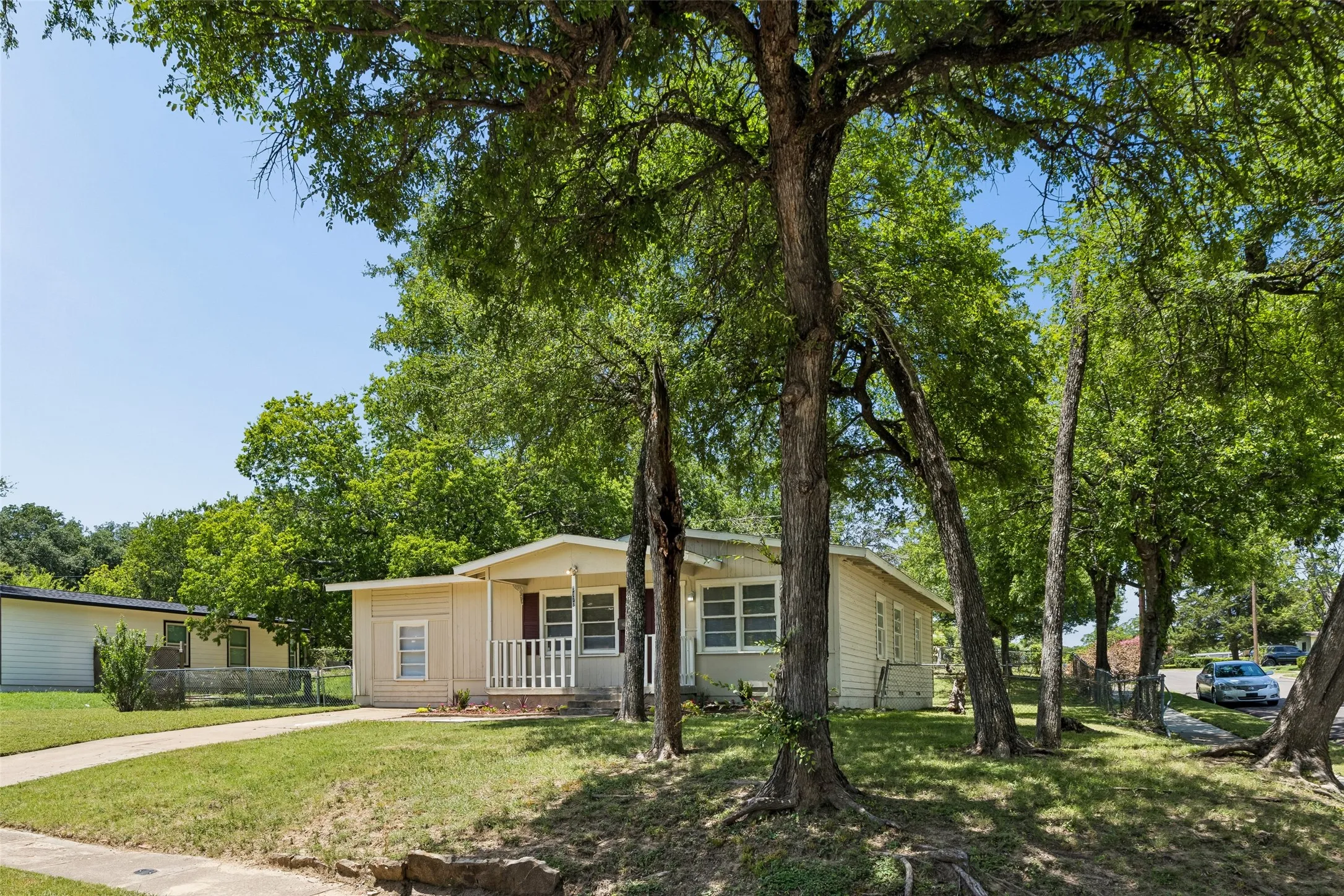 Single Family Residence For Sale in Dallas County , 5170 Cardiff Street, Dallas, Texas 75241, 3 Bedroom, 2 Bathroom, Garage spaces, 1,395 Sqft, built in 1957, mls#21315293, Real Estate Agent in Dallas, Homes For Sale in Dallas county, Homes For Sale in Dallas, Realtor in Dallas Texas, Real Estate Brokerage Independent Realty Texas, Luminita Cordes Realtor