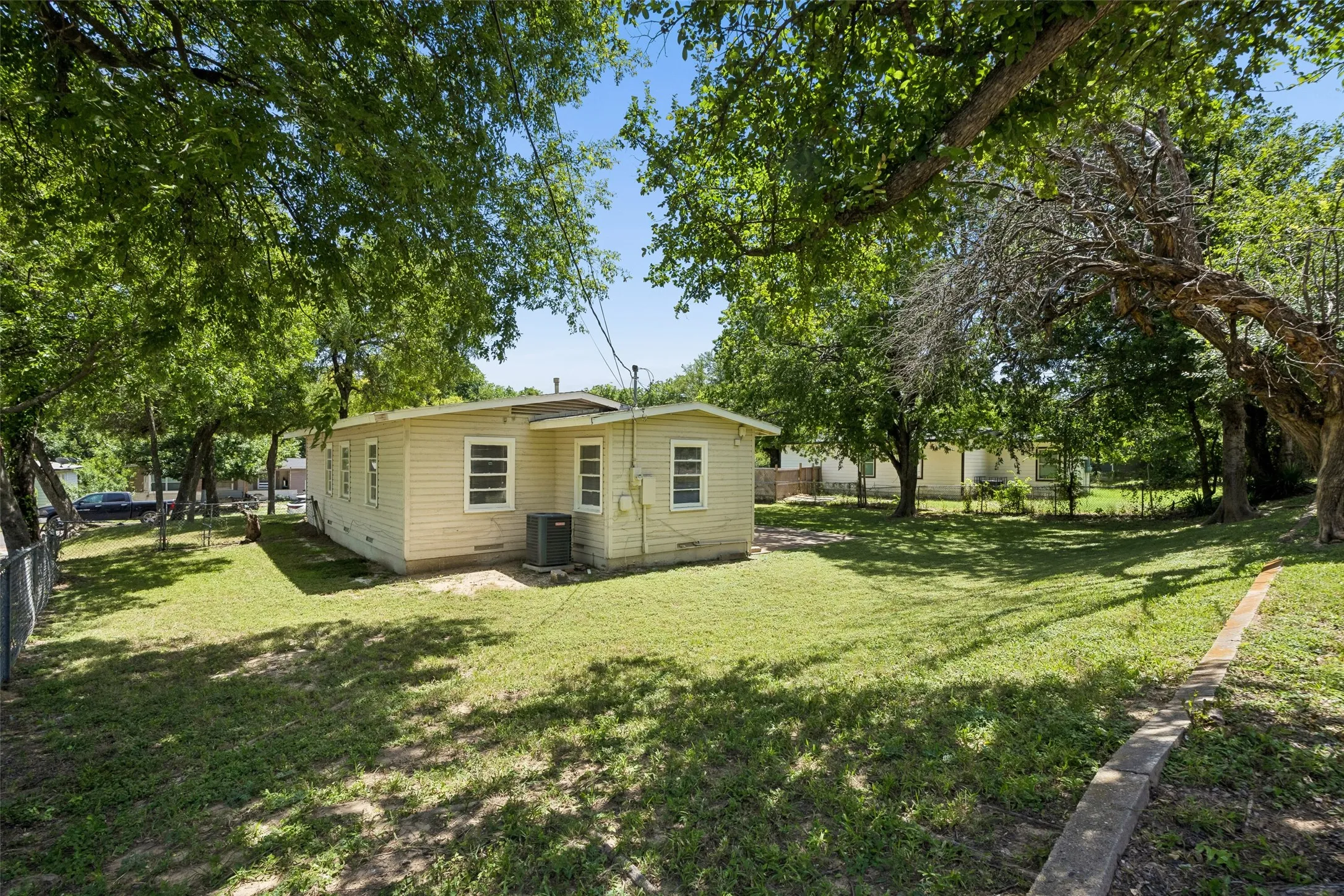 Single Family Residence For Sale in Dallas County , 5170 Cardiff Street, Dallas, Texas 75241, 3 Bedroom, 2 Bathroom, Garage spaces, 1,395 Sqft, built in 1957, mls#21315293, Real Estate Agent in Dallas, Homes For Sale in Dallas county, Homes For Sale in Dallas, Realtor in Dallas Texas, Real Estate Brokerage Independent Realty Texas, Luminita Cordes Realtor