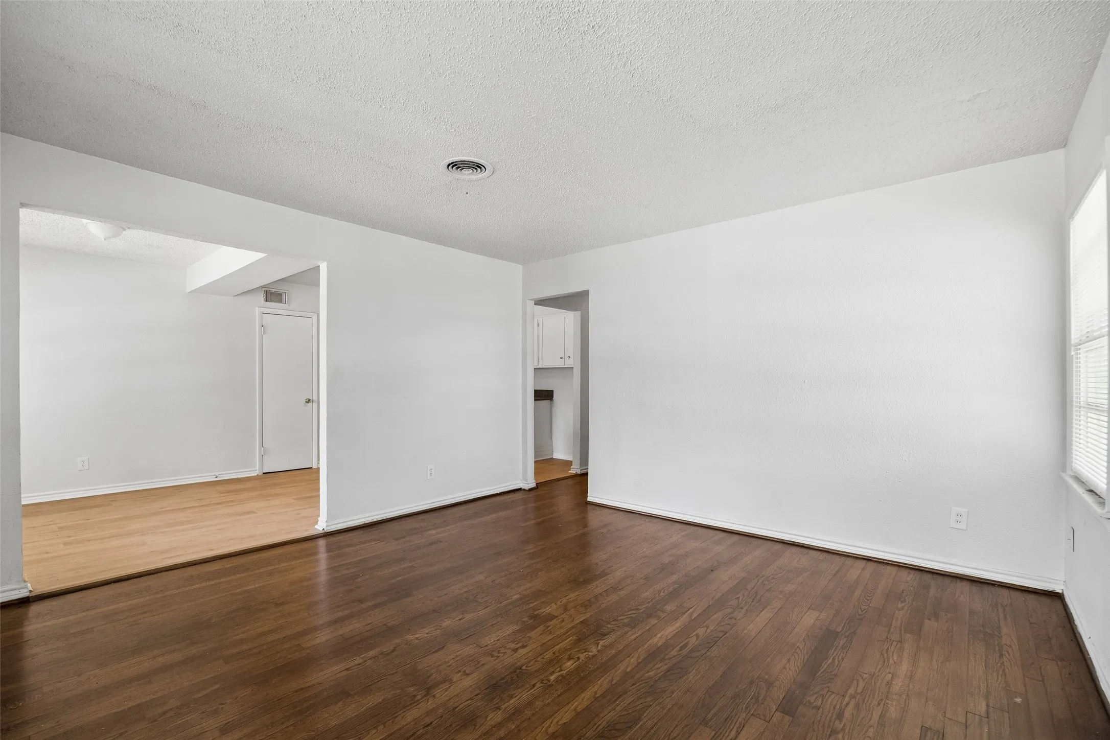 Single Family Residence For Sale in Dallas County , 5170 Cardiff Street, Dallas, Texas 75241, 3 Bedroom, 2 Bathroom, Garage spaces, 1,395 Sqft, built in 1957, mls#21315293, Real Estate Agent in Dallas, Homes For Sale in Dallas county, Homes For Sale in Dallas, Realtor in Dallas Texas, Real Estate Brokerage Independent Realty Texas, Luminita Cordes Realtor