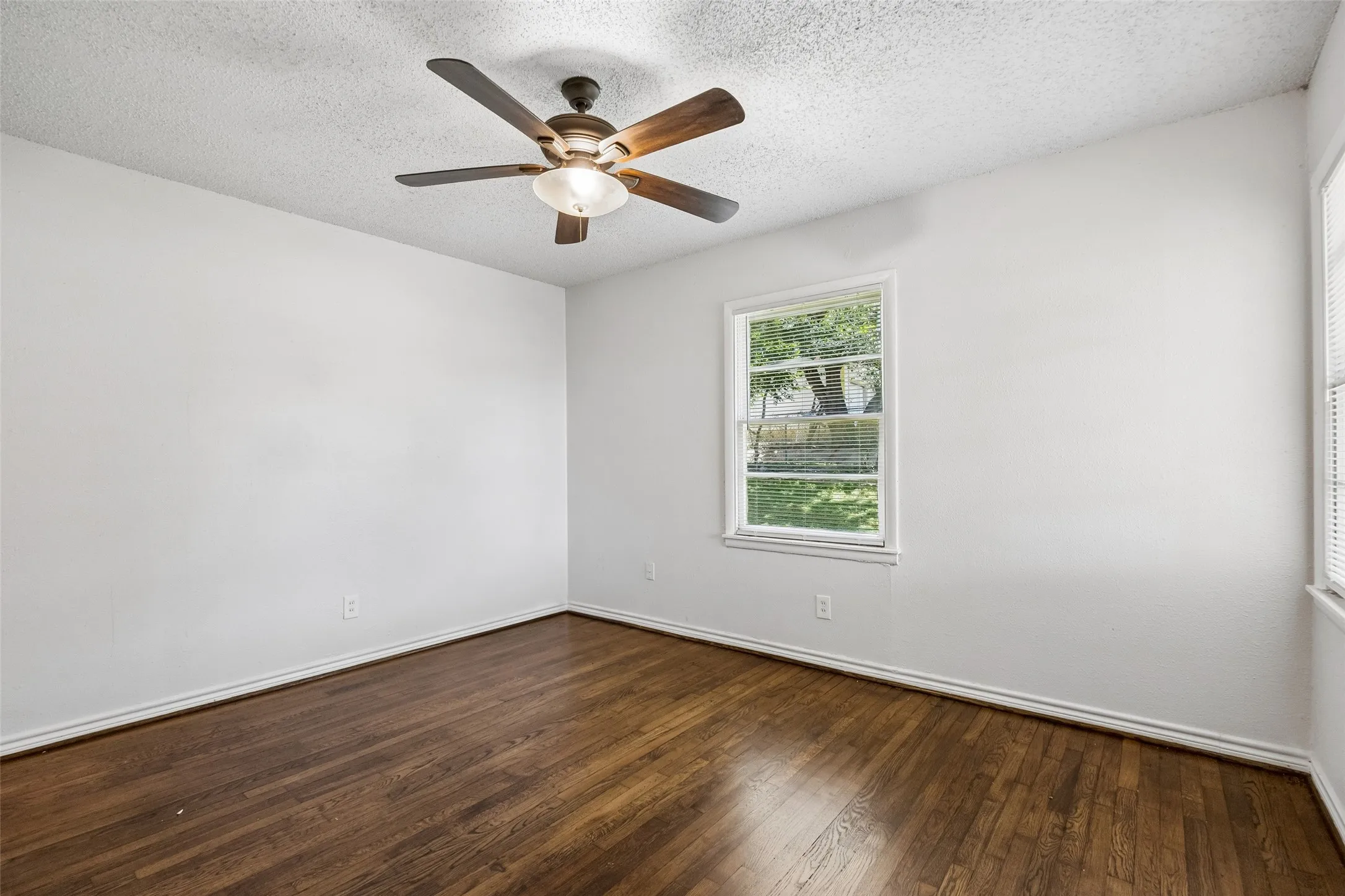 Single Family Residence For Sale in Dallas County , 5170 Cardiff Street, Dallas, Texas 75241, 3 Bedroom, 2 Bathroom, Garage spaces, 1,395 Sqft, built in 1957, mls#21315293, Real Estate Agent in Dallas, Homes For Sale in Dallas county, Homes For Sale in Dallas, Realtor in Dallas Texas, Real Estate Brokerage Independent Realty Texas, Luminita Cordes Realtor