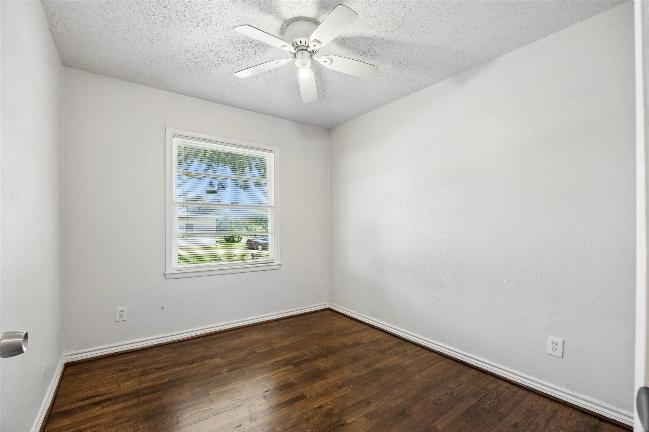 Single Family Residence For Sale in Dallas County , 5170 Cardiff Street, Dallas, Texas 75241, 3 Bedroom, 2 Bathroom, Garage spaces, 1,395 Sqft, built in 1957, mls#21315293, Real Estate Agent in Dallas, Homes For Sale in Dallas county, Homes For Sale in Dallas, Realtor in Dallas Texas, Real Estate Brokerage Independent Realty Texas, Luminita Cordes Realtor