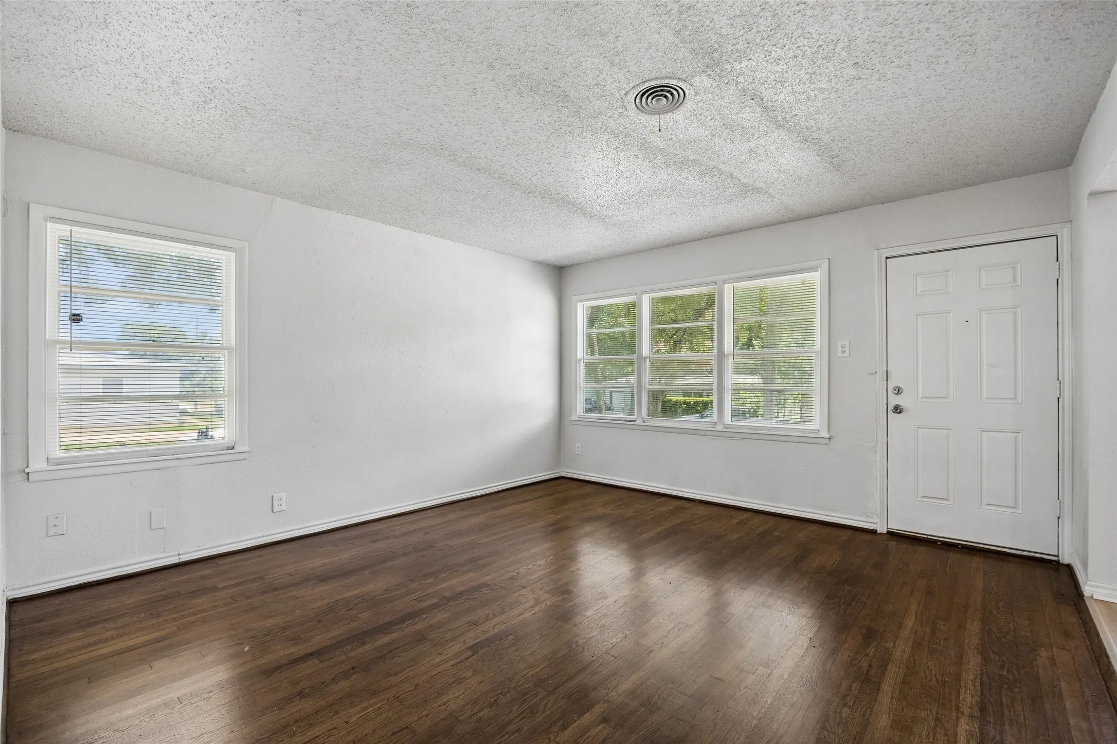 Single Family Residence For Sale in Dallas County , 5170 Cardiff Street, Dallas, Texas 75241, 3 Bedroom, 2 Bathroom, Garage spaces, 1,395 Sqft, built in 1957, mls#21315293, Real Estate Agent in Dallas, Homes For Sale in Dallas county, Homes For Sale in Dallas, Realtor in Dallas Texas, Real Estate Brokerage Independent Realty Texas, Luminita Cordes Realtor
