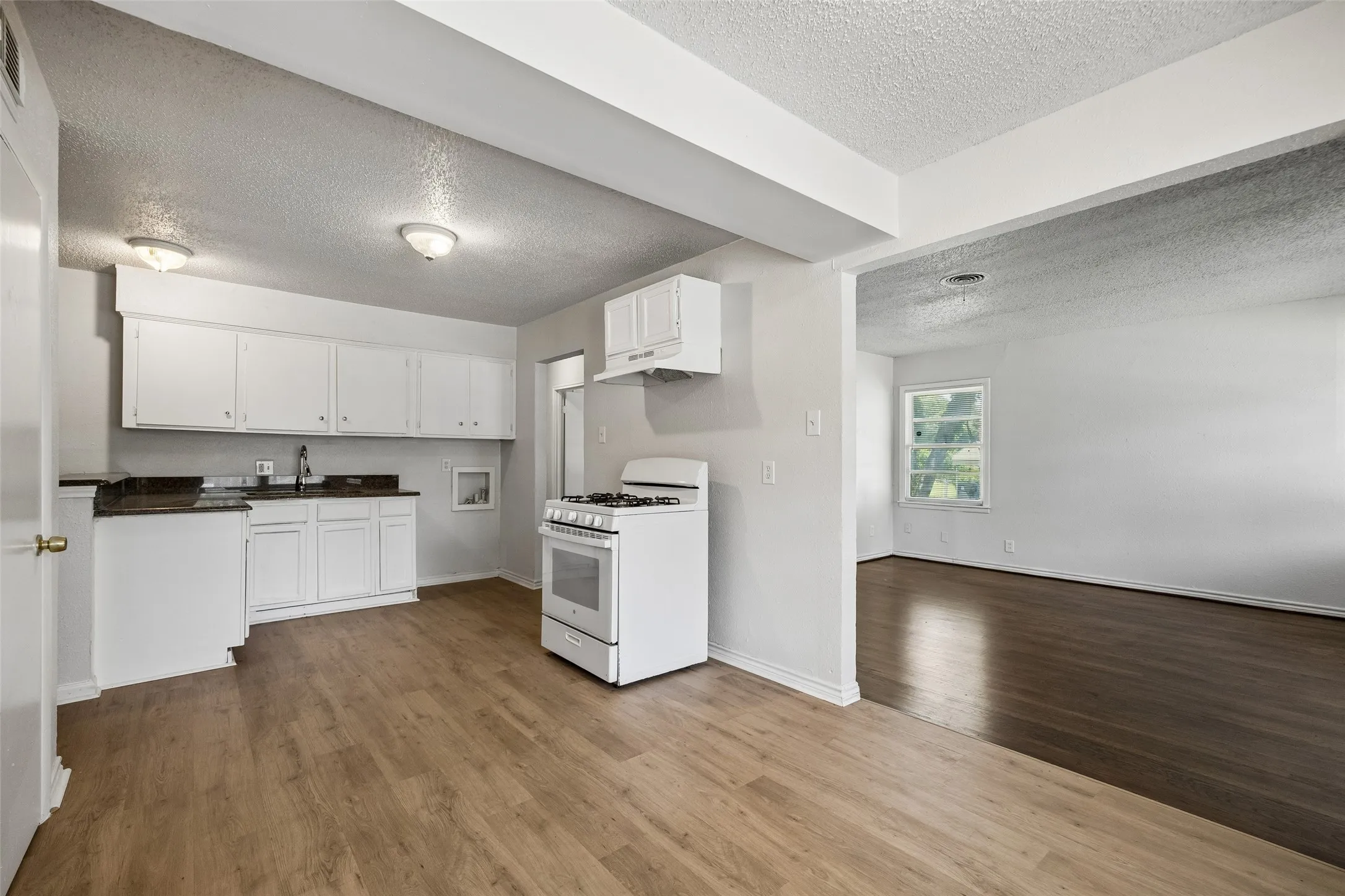 Single Family Residence For Sale in Dallas County , 5170 Cardiff Street, Dallas, Texas 75241, 3 Bedroom, 2 Bathroom, Garage spaces, 1,395 Sqft, built in 1957, mls#21315293, Real Estate Agent in Dallas, Homes For Sale in Dallas county, Homes For Sale in Dallas, Realtor in Dallas Texas, Real Estate Brokerage Independent Realty Texas, Luminita Cordes Realtor