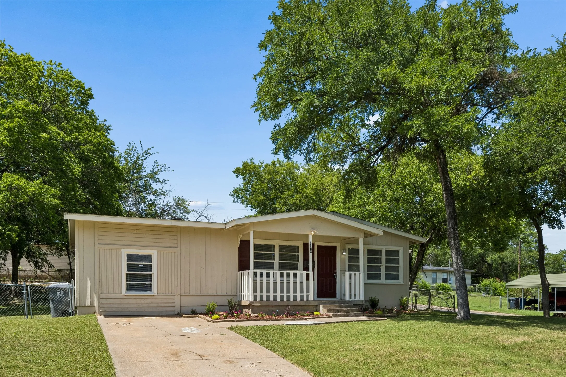 Single Family Residence For Sale in Dallas County , 5170 Cardiff Street, Dallas, Texas 75241, 3 Bedroom, 2 Bathroom, Garage spaces, 1,395 Sqft, built in 1957, mls#21315293, Real Estate Agent in Dallas, Homes For Sale in Dallas county, Homes For Sale in Dallas, Realtor in Dallas Texas, Real Estate Brokerage Independent Realty Texas, Luminita Cordes Realtor