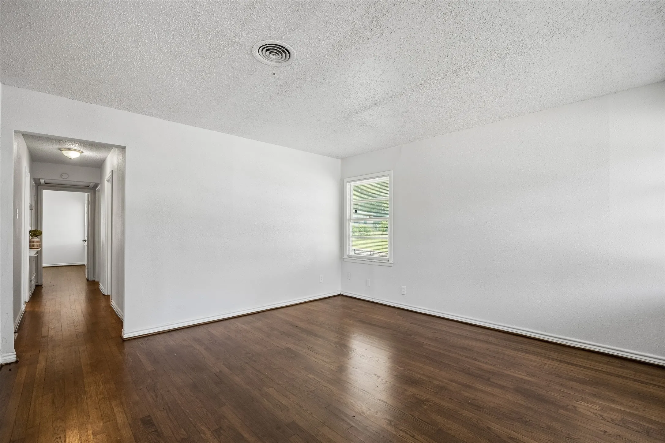 Single Family Residence For Sale in Dallas County , 5170 Cardiff Street, Dallas, Texas 75241, 3 Bedroom, 2 Bathroom, Garage spaces, 1,395 Sqft, built in 1957, mls#21315293, Real Estate Agent in Dallas, Homes For Sale in Dallas county, Homes For Sale in Dallas, Realtor in Dallas Texas, Real Estate Brokerage Independent Realty Texas, Luminita Cordes Realtor