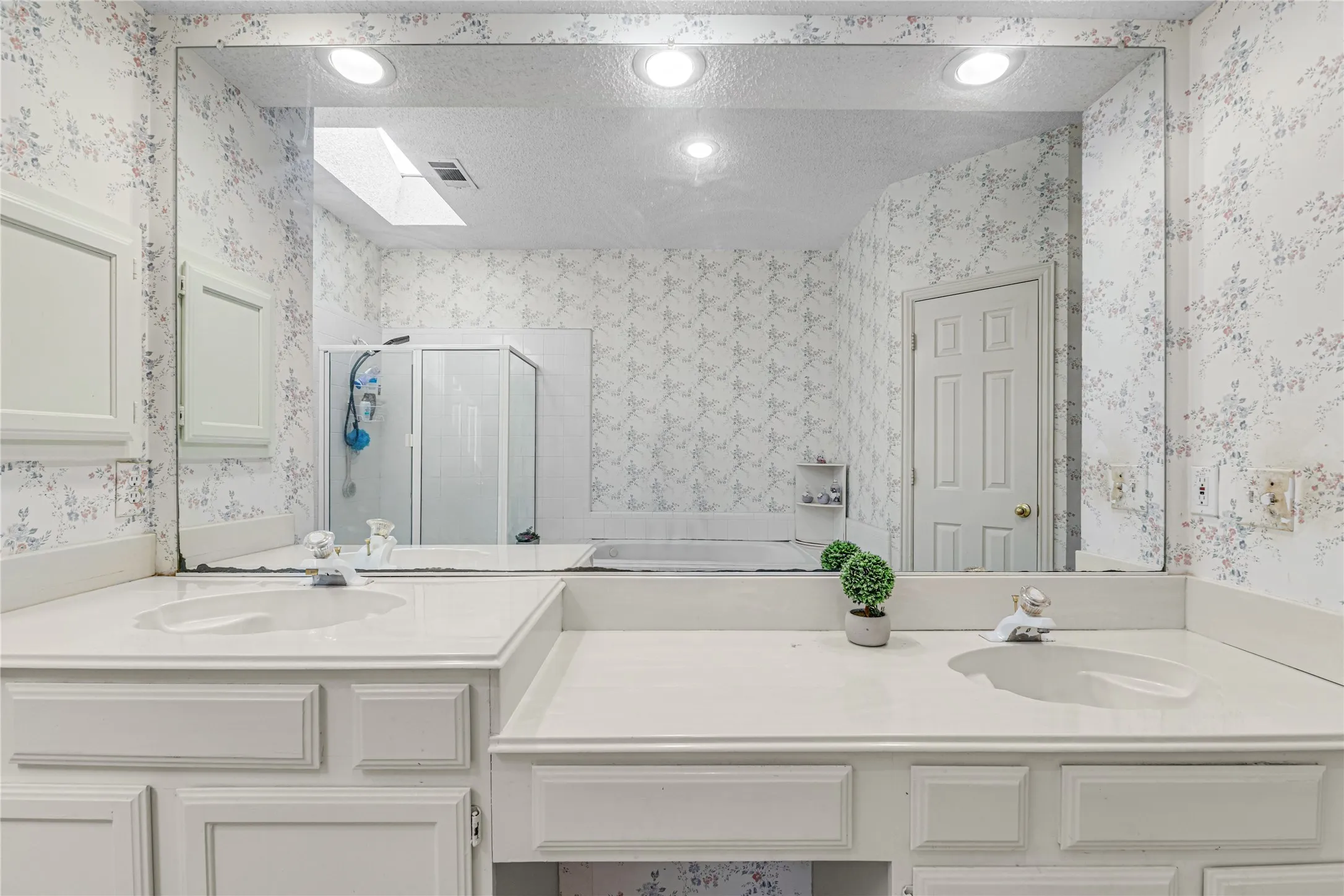 Single Family Residence For Sale in Dallas County , 4105 Crest Ridge Drive, Irving, Texas 75061, 3 Bedroom, 3 Bathroom, 2 Garage spaces, 2,527 Sqft, built in 1990, mls#21320480, Real Estate Agent in Irving, Homes For Sale in Dallas county, Homes For Sale in Irving, Realtor in Irving Texas, Real Estate Brokerage Independent Realty Texas, Luminita Cordes Realtor