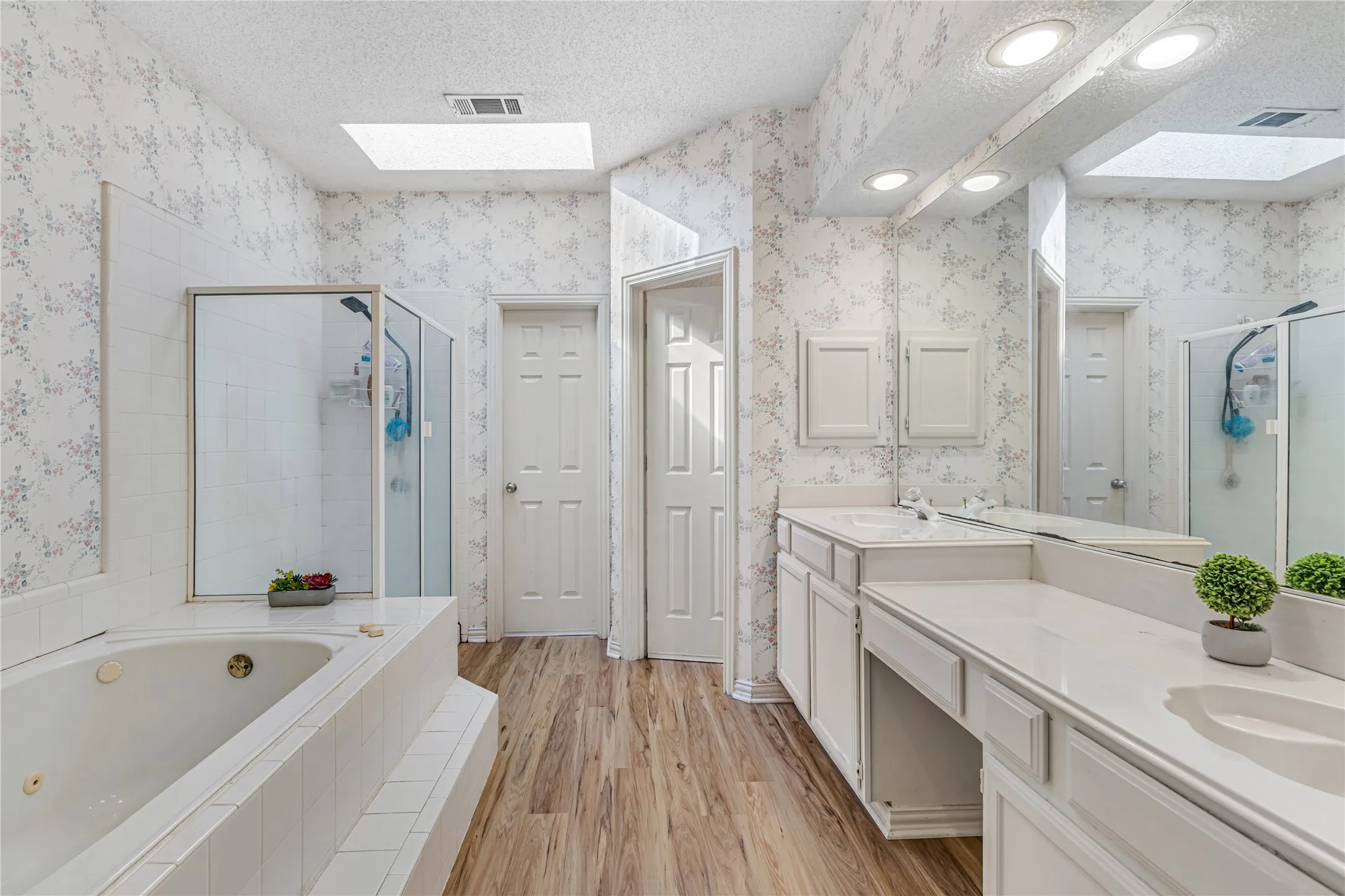 Single Family Residence For Sale in Dallas County , 4105 Crest Ridge Drive, Irving, Texas 75061, 3 Bedroom, 3 Bathroom, 2 Garage spaces, 2,527 Sqft, built in 1990, mls#21320480, Real Estate Agent in Irving, Homes For Sale in Dallas county, Homes For Sale in Irving, Realtor in Irving Texas, Real Estate Brokerage Independent Realty Texas, Luminita Cordes Realtor