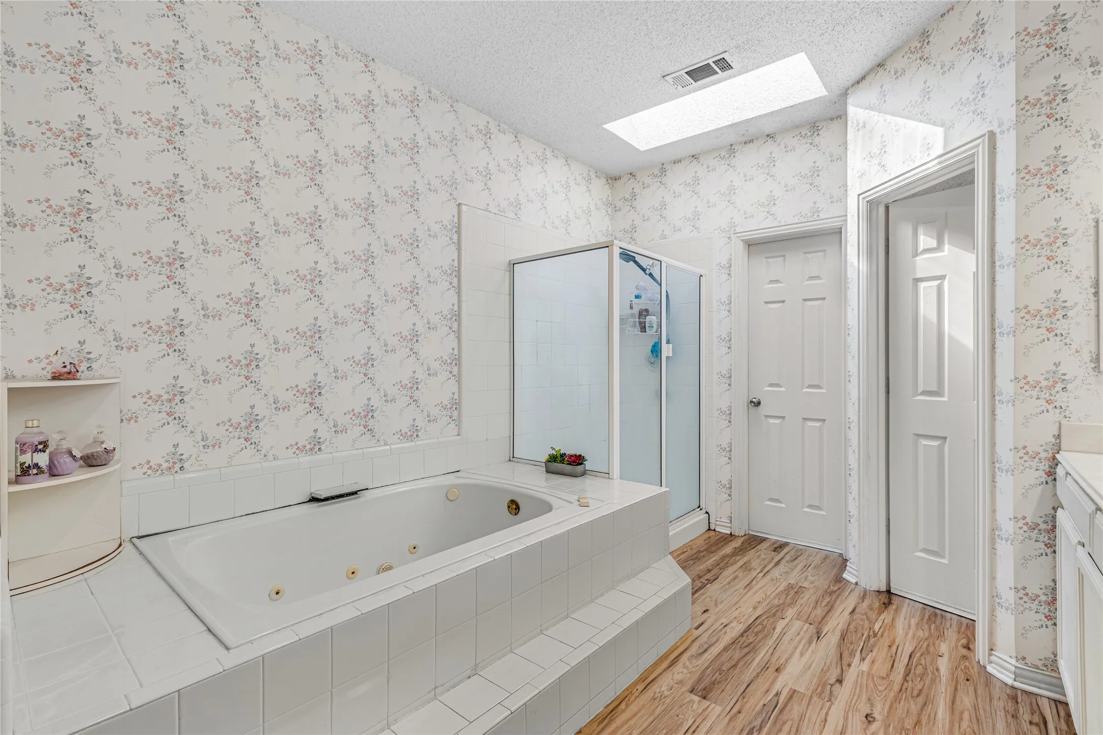 Single Family Residence For Sale in Dallas County , 4105 Crest Ridge Drive, Irving, Texas 75061, 3 Bedroom, 3 Bathroom, 2 Garage spaces, 2,527 Sqft, built in 1990, mls#21320480, Real Estate Agent in Irving, Homes For Sale in Dallas county, Homes For Sale in Irving, Realtor in Irving Texas, Real Estate Brokerage Independent Realty Texas, Luminita Cordes Realtor