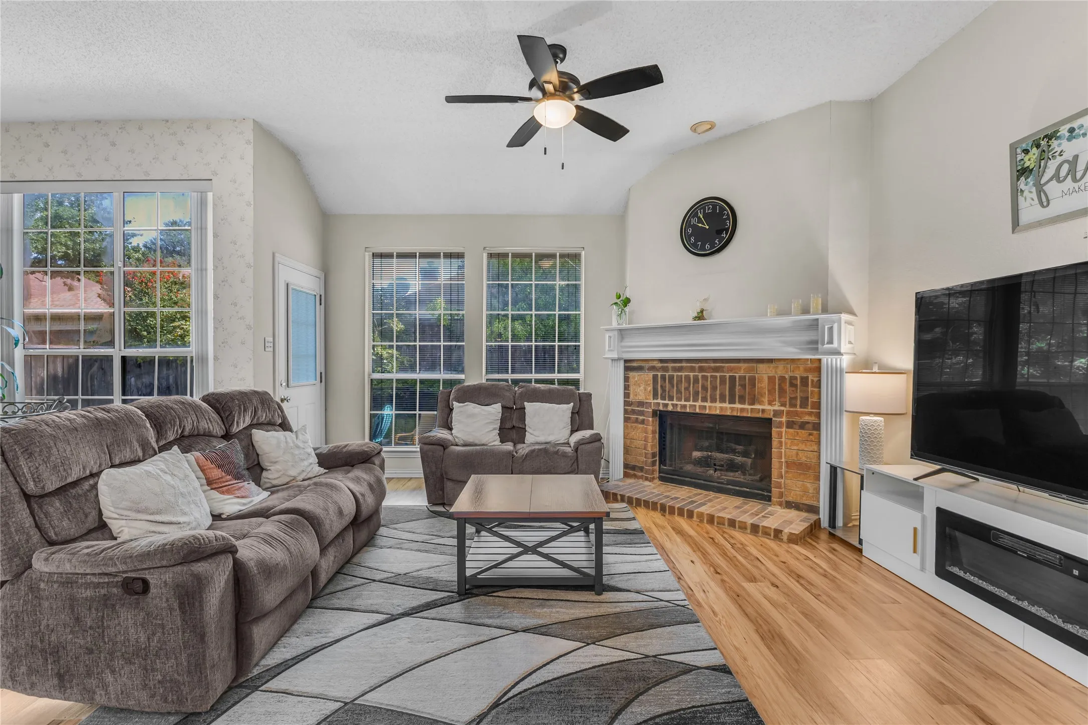 Single Family Residence For Sale in Dallas County , 4105 Crest Ridge Drive, Irving, Texas 75061, 3 Bedroom, 3 Bathroom, 2 Garage spaces, 2,527 Sqft, built in 1990, mls#21320480, Real Estate Agent in Irving, Homes For Sale in Dallas county, Homes For Sale in Irving, Realtor in Irving Texas, Real Estate Brokerage Independent Realty Texas, Luminita Cordes Realtor