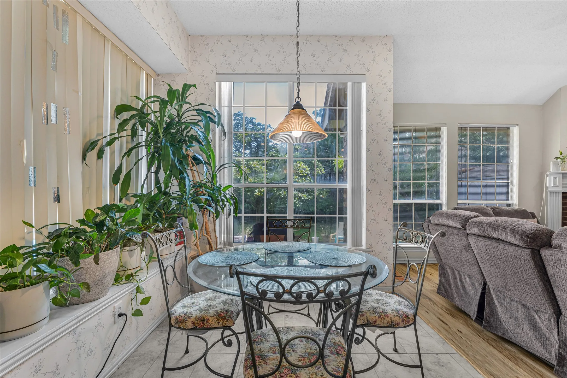 Single Family Residence For Sale in Dallas County , 4105 Crest Ridge Drive, Irving, Texas 75061, 3 Bedroom, 3 Bathroom, 2 Garage spaces, 2,527 Sqft, built in 1990, mls#21320480, Real Estate Agent in Irving, Homes For Sale in Dallas county, Homes For Sale in Irving, Realtor in Irving Texas, Real Estate Brokerage Independent Realty Texas, Luminita Cordes Realtor