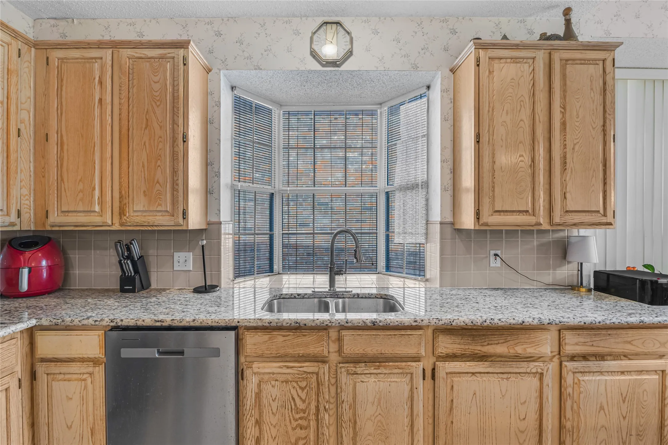 Single Family Residence For Sale in Dallas County , 4105 Crest Ridge Drive, Irving, Texas 75061, 3 Bedroom, 3 Bathroom, 2 Garage spaces, 2,527 Sqft, built in 1990, mls#21320480, Real Estate Agent in Irving, Homes For Sale in Dallas county, Homes For Sale in Irving, Realtor in Irving Texas, Real Estate Brokerage Independent Realty Texas, Luminita Cordes Realtor