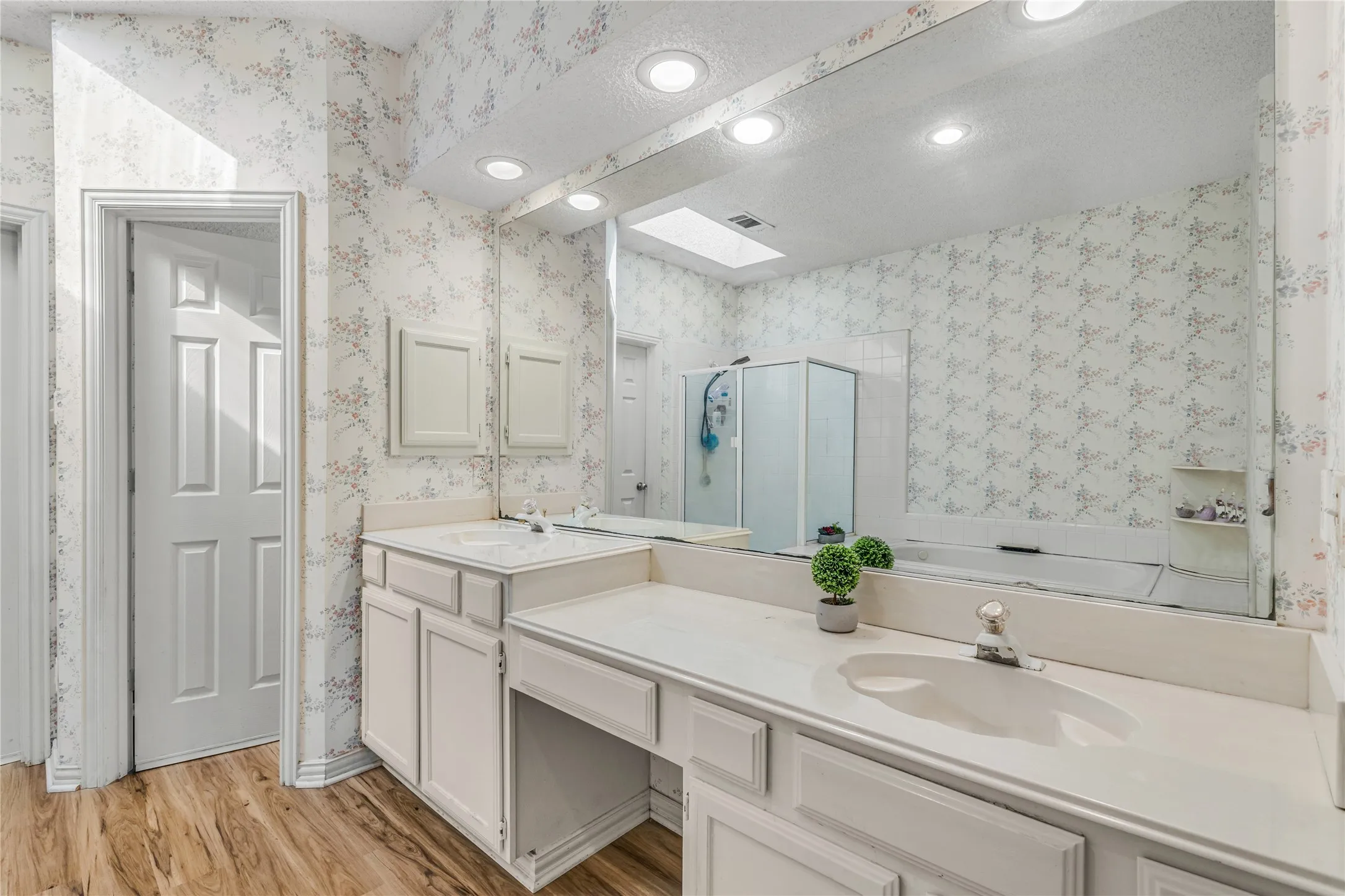 Single Family Residence For Sale in Dallas County , 4105 Crest Ridge Drive, Irving, Texas 75061, 3 Bedroom, 3 Bathroom, 2 Garage spaces, 2,527 Sqft, built in 1990, mls#21320480, Real Estate Agent in Irving, Homes For Sale in Dallas county, Homes For Sale in Irving, Realtor in Irving Texas, Real Estate Brokerage Independent Realty Texas, Luminita Cordes Realtor