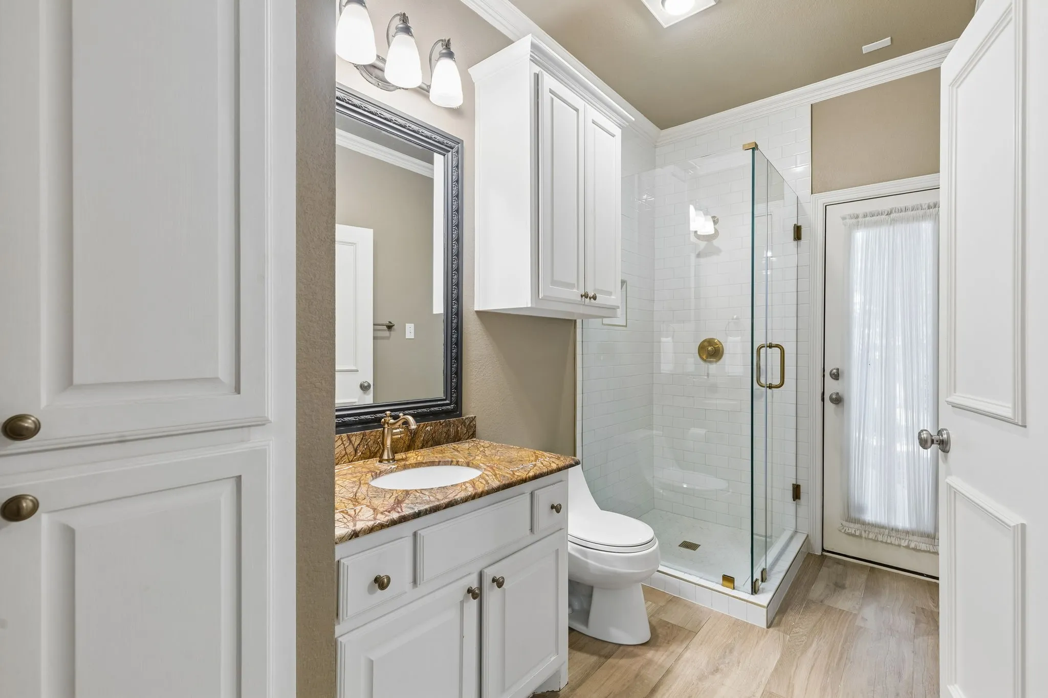 Secondary bathroom downstairs - door to pool