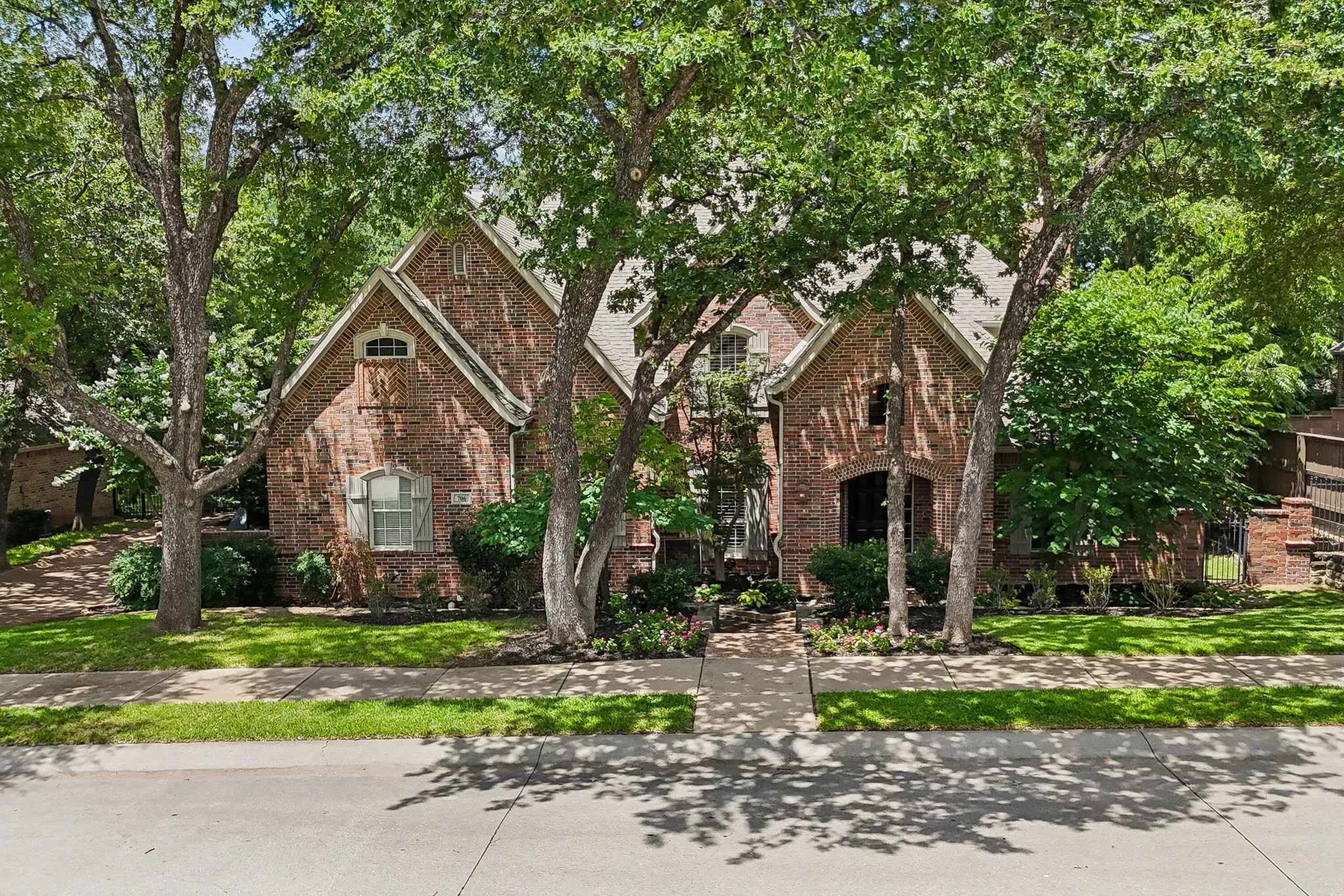 Single Family Residence For Sale in Tarrant County , 706 Wentwood Drive, Southlake, Texas 76092, 5 Bedroom, 4 Bathroom, 3 Garage spaces, 4,425 Sqft, built in 1999, mls#21320785, Real Estate Agent in Southlake, Homes For Sale in Tarrant county, Homes For Sale in Southlake, Realtor in Southlake Texas, Real Estate Brokerage Independent Realty Texas, Luminita Cordes Realtor