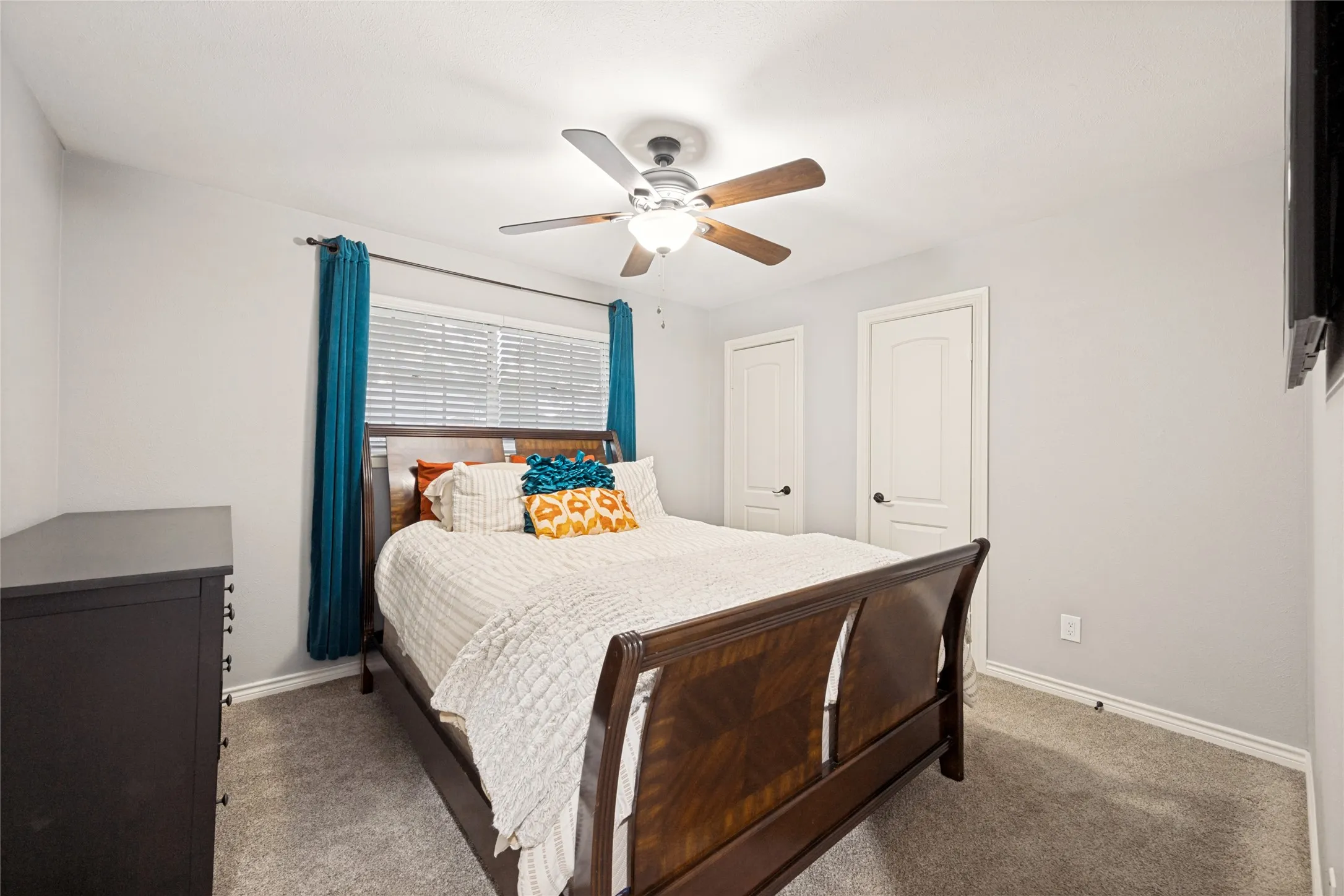 Single Family Residence For Sale in Tarrant County , 5024 Fall River Drive, Fort Worth, Texas 76103, 3 Bedroom, 2 Bathroom, 2 Garage spaces, 2,091 Sqft, built in 1965, mls#21320849, Real Estate Agent in Fort Worth, Homes For Sale in Tarrant county, Homes For Sale in Fort Worth, Realtor in Fort Worth Texas, Real Estate Brokerage Independent Realty Texas, Luminita Cordes Realtor