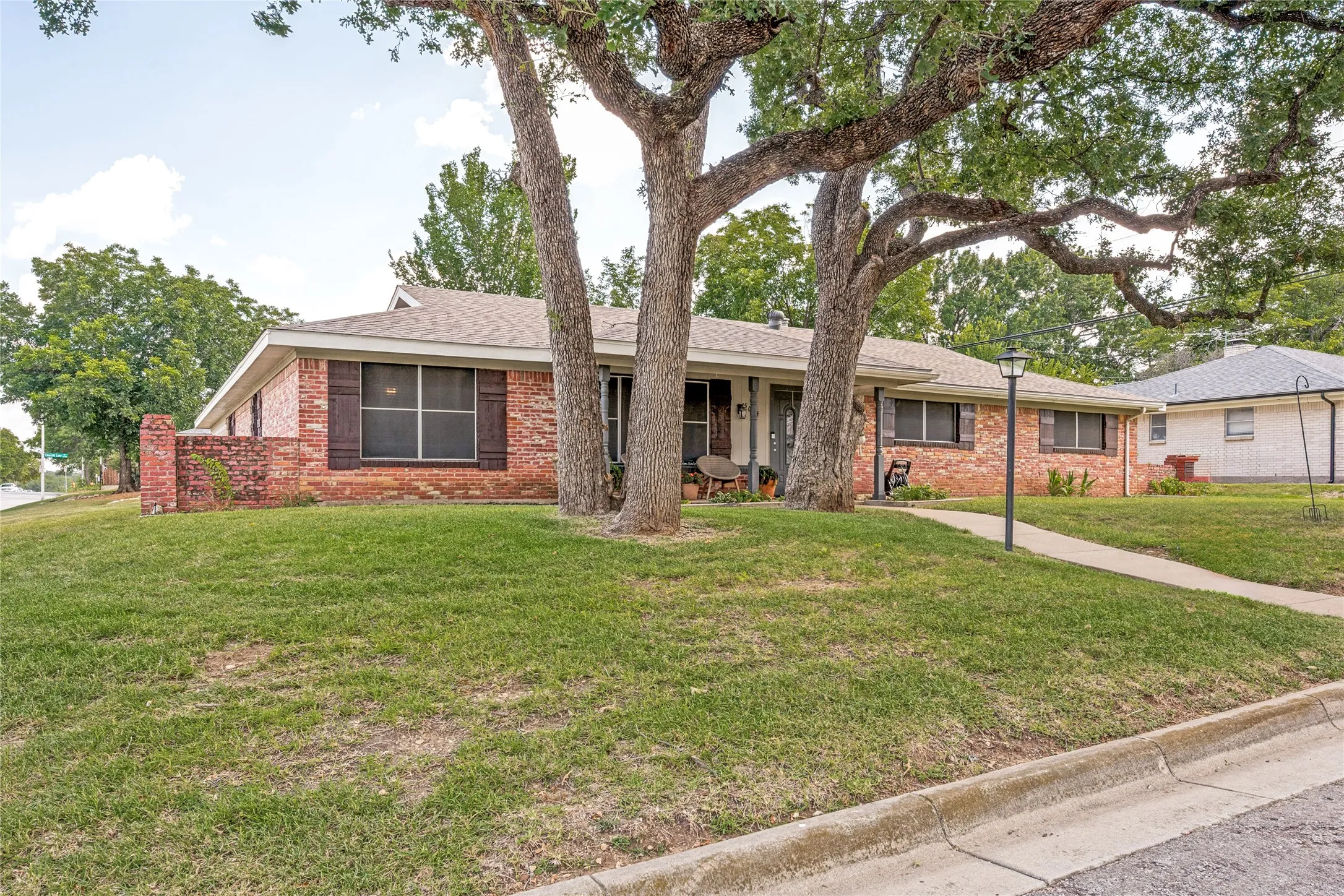 Single Family Residence For Sale in Tarrant County , 5024 Fall River Drive, Fort Worth, Texas 76103, 3 Bedroom, 2 Bathroom, 2 Garage spaces, 2,091 Sqft, built in 1965, mls#21320849, Real Estate Agent in Fort Worth, Homes For Sale in Tarrant county, Homes For Sale in Fort Worth, Realtor in Fort Worth Texas, Real Estate Brokerage Independent Realty Texas, Luminita Cordes Realtor