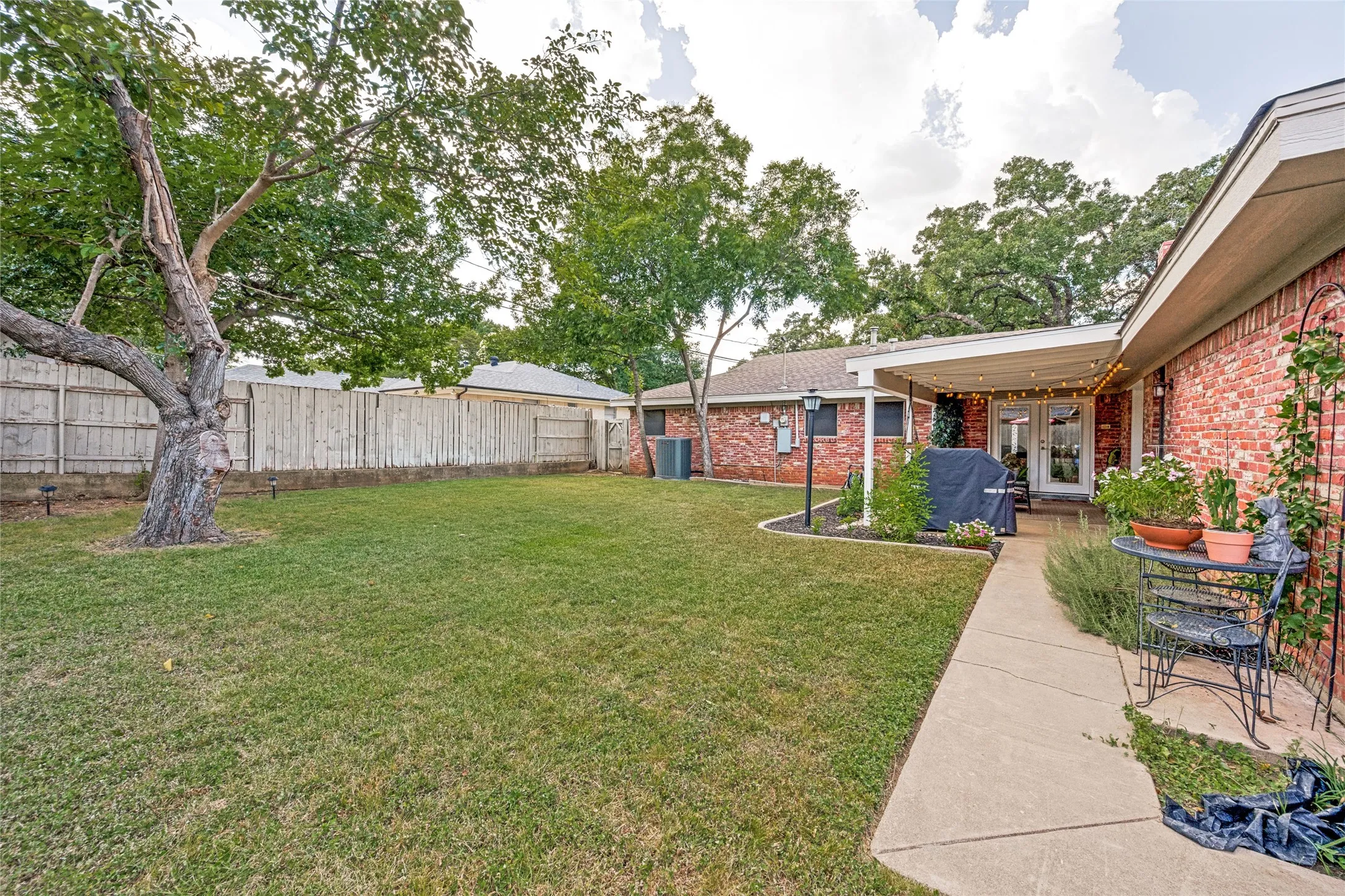 Single Family Residence For Sale in Tarrant County , 5024 Fall River Drive, Fort Worth, Texas 76103, 3 Bedroom, 2 Bathroom, 2 Garage spaces, 2,091 Sqft, built in 1965, mls#21320849, Real Estate Agent in Fort Worth, Homes For Sale in Tarrant county, Homes For Sale in Fort Worth, Realtor in Fort Worth Texas, Real Estate Brokerage Independent Realty Texas, Luminita Cordes Realtor