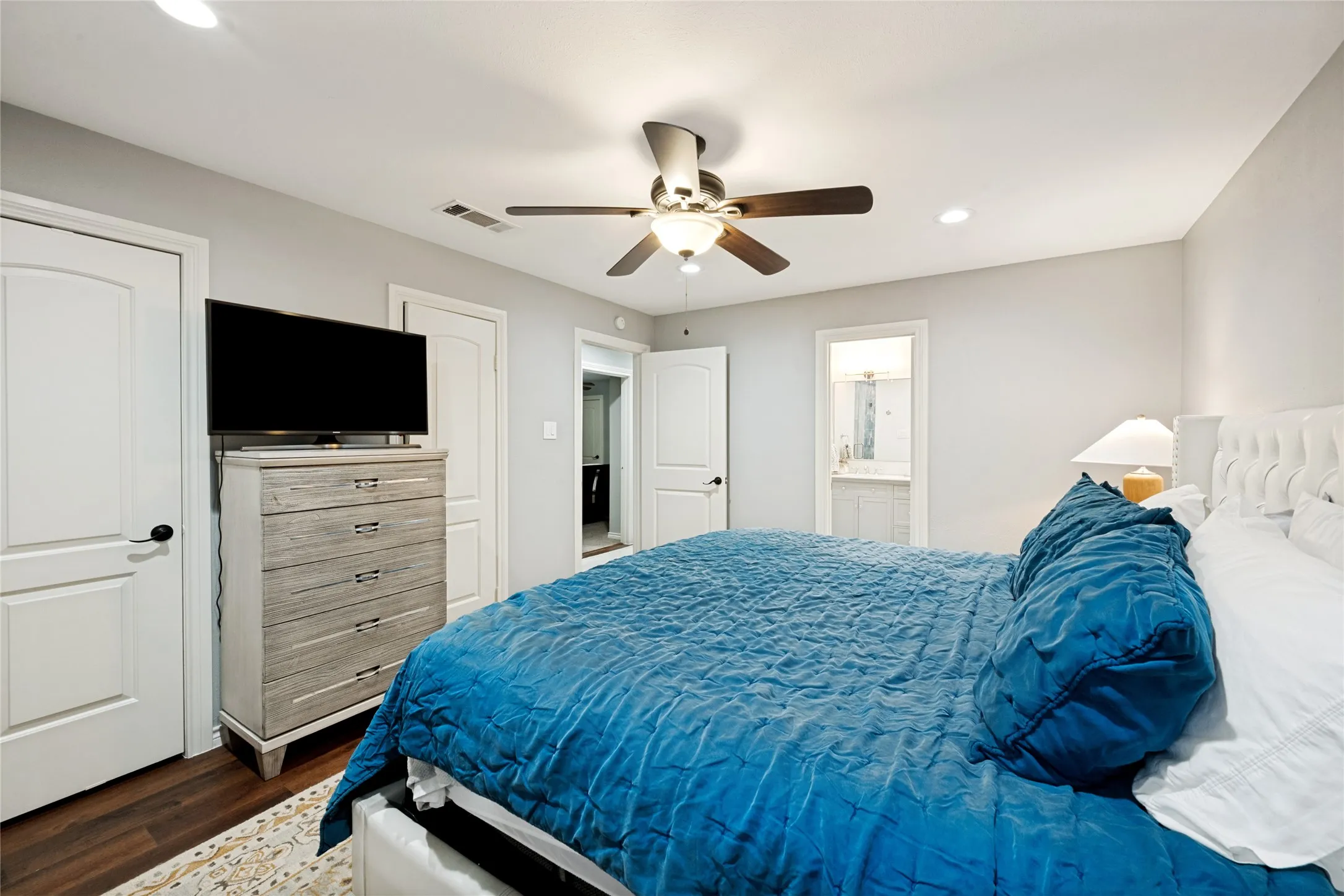 Single Family Residence For Sale in Tarrant County , 5024 Fall River Drive, Fort Worth, Texas 76103, 3 Bedroom, 2 Bathroom, 2 Garage spaces, 2,091 Sqft, built in 1965, mls#21320849, Real Estate Agent in Fort Worth, Homes For Sale in Tarrant county, Homes For Sale in Fort Worth, Realtor in Fort Worth Texas, Real Estate Brokerage Independent Realty Texas, Luminita Cordes Realtor