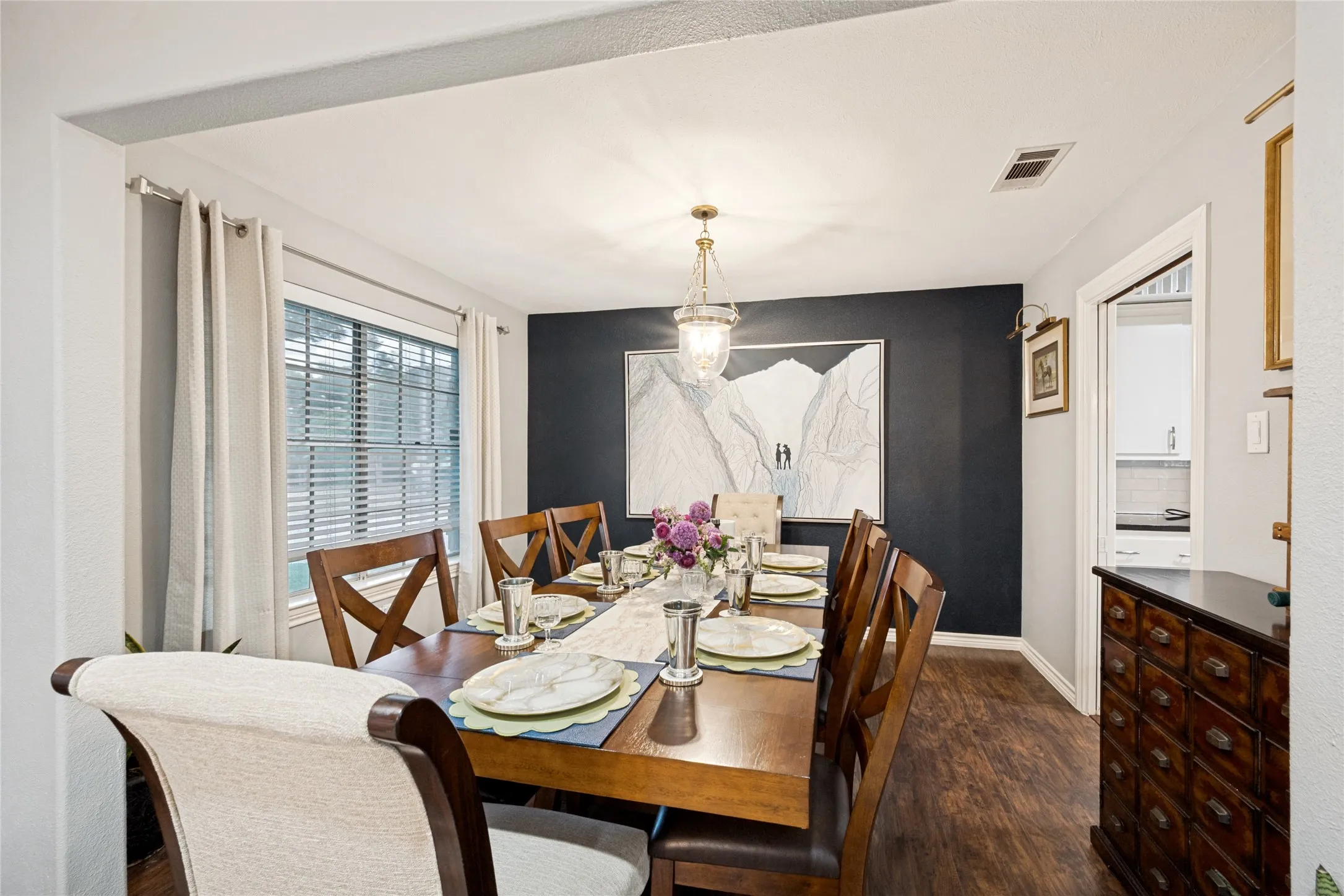 Single Family Residence For Sale in Tarrant County , 5024 Fall River Drive, Fort Worth, Texas 76103, 3 Bedroom, 2 Bathroom, 2 Garage spaces, 2,091 Sqft, built in 1965, mls#21320849, Real Estate Agent in Fort Worth, Homes For Sale in Tarrant county, Homes For Sale in Fort Worth, Realtor in Fort Worth Texas, Real Estate Brokerage Independent Realty Texas, Luminita Cordes Realtor