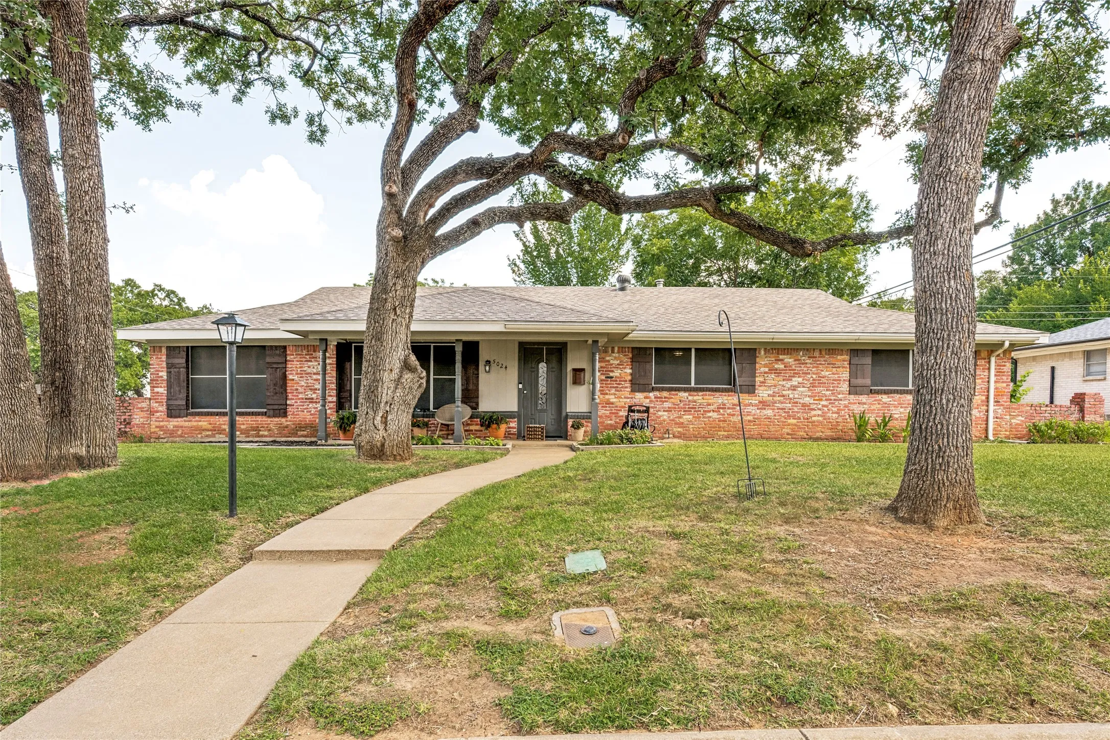Single Family Residence For Sale in Tarrant County , 5024 Fall River Drive, Fort Worth, Texas 76103, 3 Bedroom, 2 Bathroom, 2 Garage spaces, 2,091 Sqft, built in 1965, mls#21320849, Real Estate Agent in Fort Worth, Homes For Sale in Tarrant county, Homes For Sale in Fort Worth, Realtor in Fort Worth Texas, Real Estate Brokerage Independent Realty Texas, Luminita Cordes Realtor
