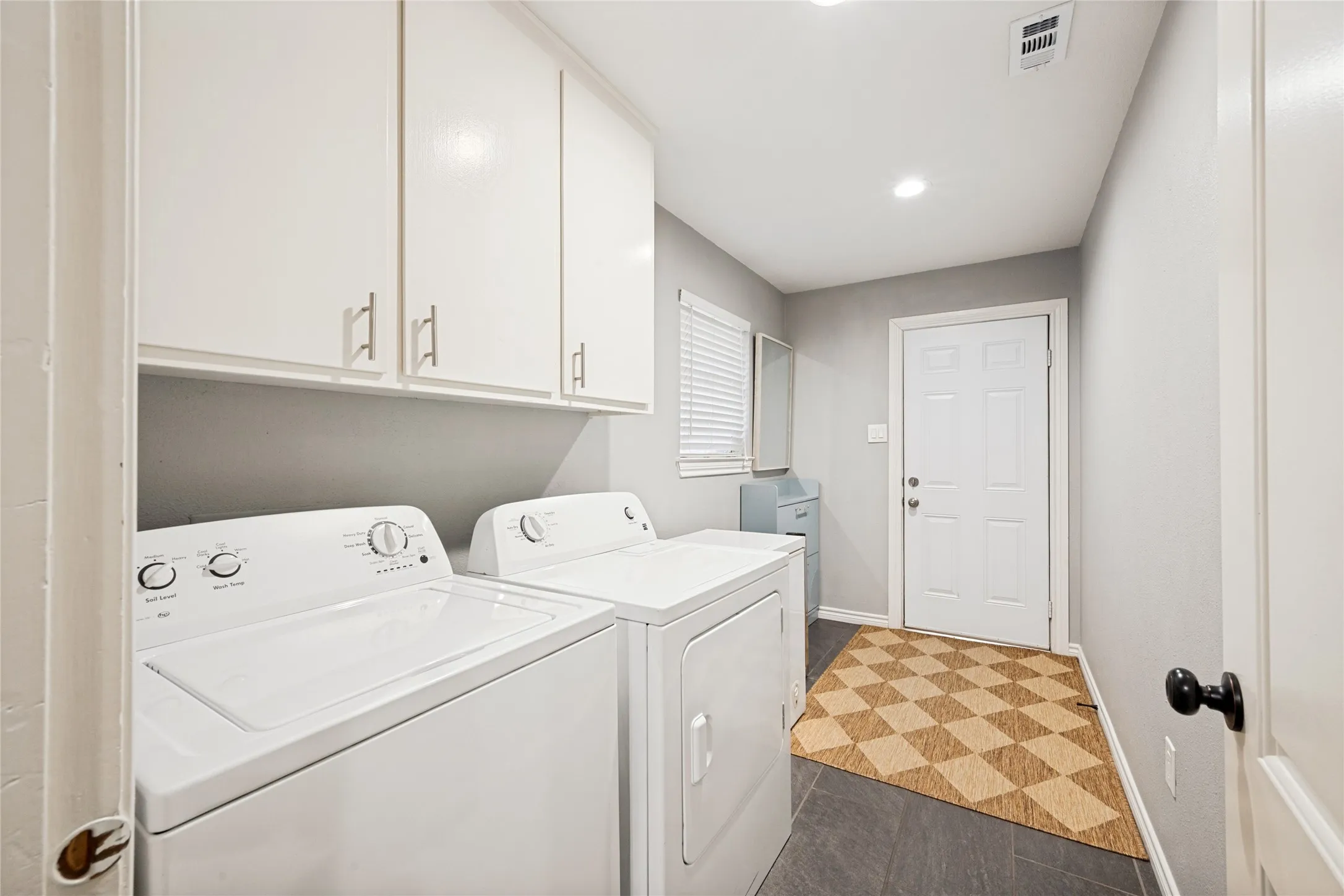 Single Family Residence For Sale in Tarrant County , 5024 Fall River Drive, Fort Worth, Texas 76103, 3 Bedroom, 2 Bathroom, 2 Garage spaces, 2,091 Sqft, built in 1965, mls#21320849, Real Estate Agent in Fort Worth, Homes For Sale in Tarrant county, Homes For Sale in Fort Worth, Realtor in Fort Worth Texas, Real Estate Brokerage Independent Realty Texas, Luminita Cordes Realtor