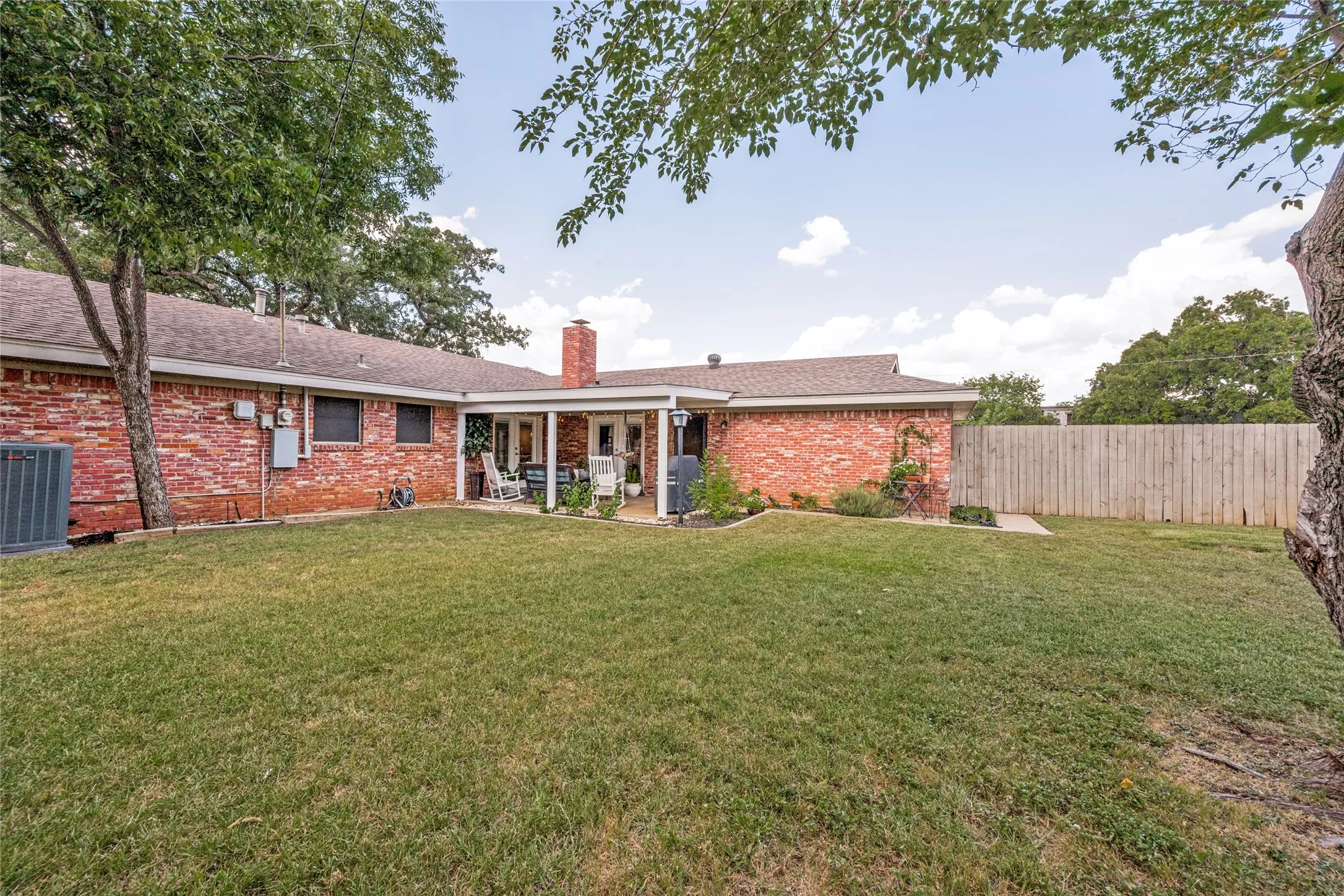 Single Family Residence For Sale in Tarrant County , 5024 Fall River Drive, Fort Worth, Texas 76103, 3 Bedroom, 2 Bathroom, 2 Garage spaces, 2,091 Sqft, built in 1965, mls#21320849, Real Estate Agent in Fort Worth, Homes For Sale in Tarrant county, Homes For Sale in Fort Worth, Realtor in Fort Worth Texas, Real Estate Brokerage Independent Realty Texas, Luminita Cordes Realtor