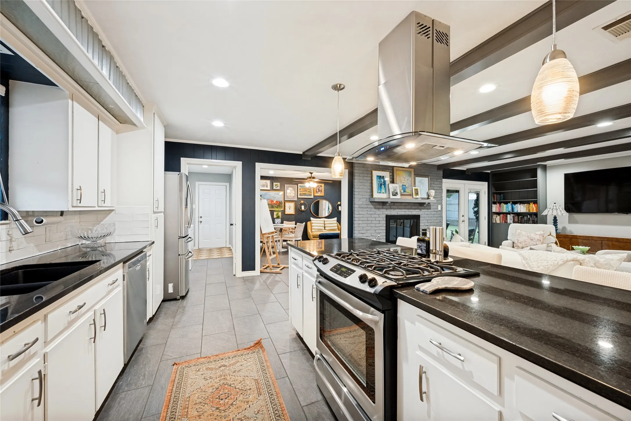 Single Family Residence For Sale in Tarrant County , 5024 Fall River Drive, Fort Worth, Texas 76103, 3 Bedroom, 2 Bathroom, 2 Garage spaces, 2,091 Sqft, built in 1965, mls#21320849, Real Estate Agent in Fort Worth, Homes For Sale in Tarrant county, Homes For Sale in Fort Worth, Realtor in Fort Worth Texas, Real Estate Brokerage Independent Realty Texas, Luminita Cordes Realtor
