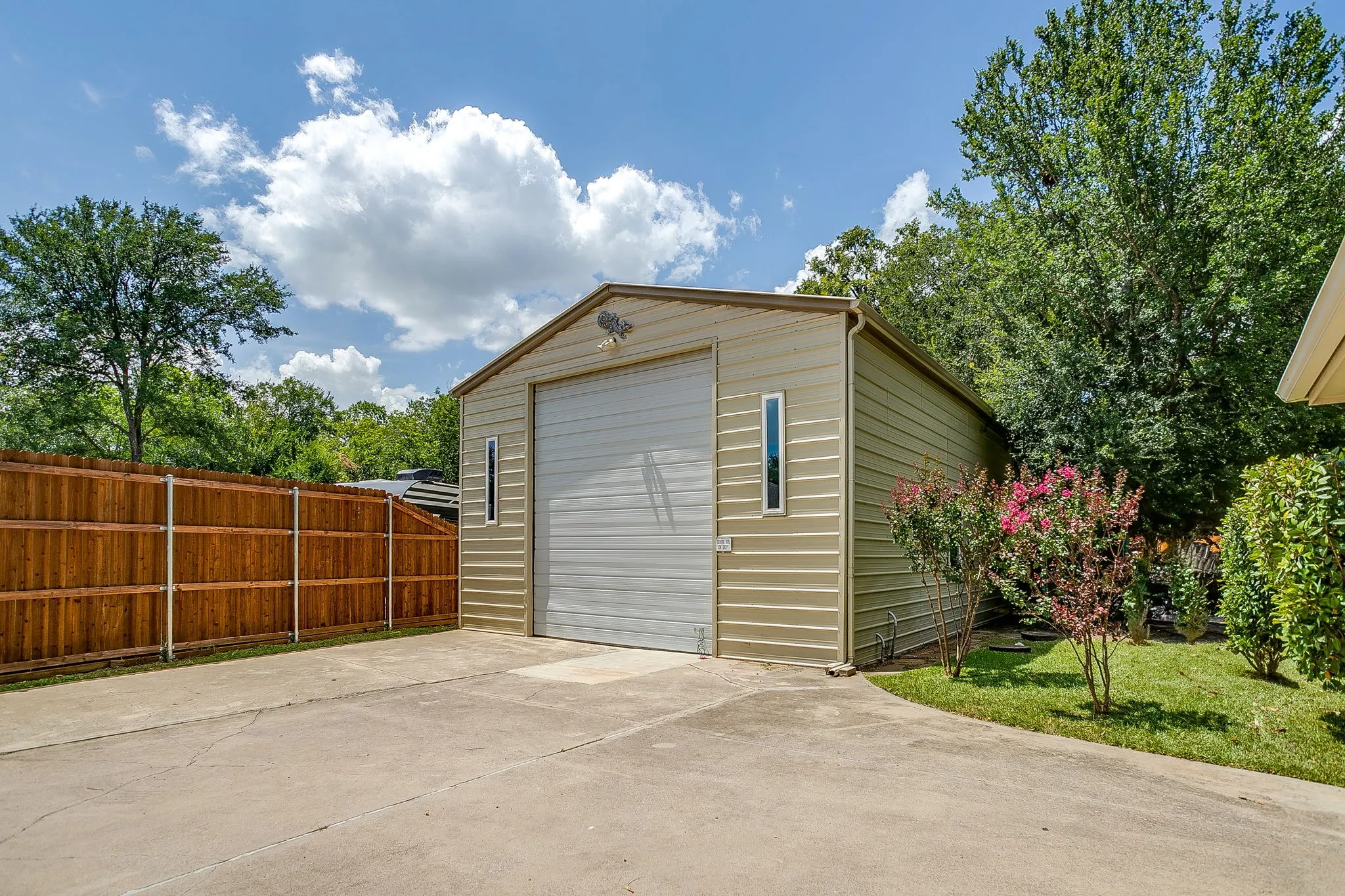 Single Family Residence For Sale in Tarrant County , 4056 Tortoise Lane, Fort Worth, Texas 76135, 3 Bedroom, 2 Bathroom, 2 Garage spaces, 1,829 Sqft, built in 2006, mls#21318965, Real Estate Agent in Fort Worth, Homes For Sale in Tarrant county, Homes For Sale in Fort Worth, Realtor in Fort Worth Texas, Real Estate Brokerage Independent Realty Texas, Luminita Cordes Realtor
