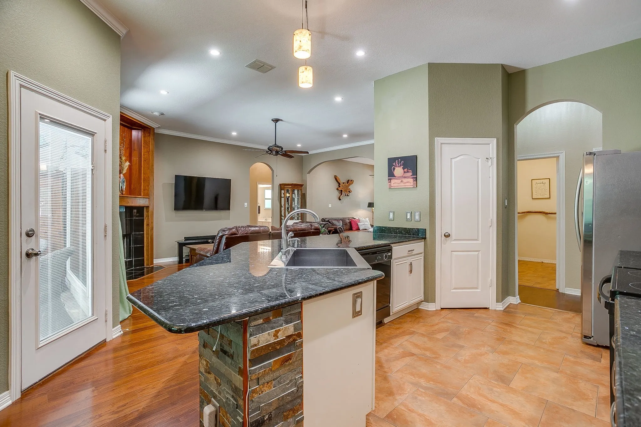 Single Family Residence For Sale in Tarrant County , 4056 Tortoise Lane, Fort Worth, Texas 76135, 3 Bedroom, 2 Bathroom, 2 Garage spaces, 1,829 Sqft, built in 2006, mls#21318965, Real Estate Agent in Fort Worth, Homes For Sale in Tarrant county, Homes For Sale in Fort Worth, Realtor in Fort Worth Texas, Real Estate Brokerage Independent Realty Texas, Luminita Cordes Realtor