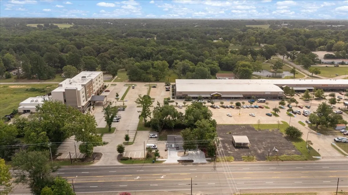 Office For Sale in Smith County , 501 N Main Street, Lindale, Texas 75771, 0, 0, Garage spaces, 0 Sqft, built in 1964, mls#21315954, Real Estate Agent in Lindale, Homes For Sale in Smith county, Homes For Sale in Lindale, Realtor in Lindale Texas, Real Estate Brokerage Independent Realty Texas, Luminita Cordes Realtor