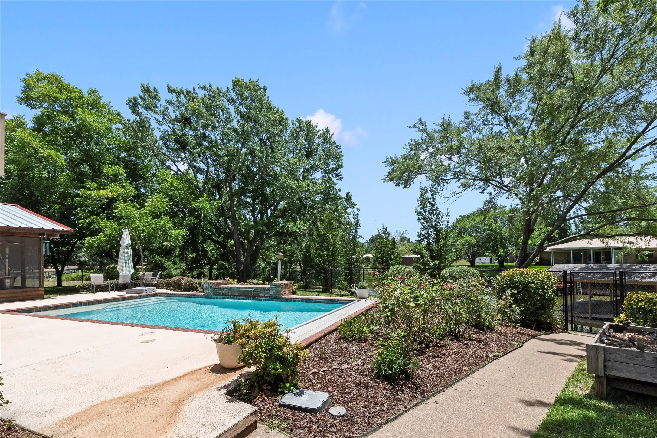 Single Family Residence For Sale in Henderson County , 102 Foster Ranch Road, Trinidad, Texas 75163, 7 Bedroom, 4 Bathroom, 2 Garage spaces, 4,383 Sqft, built in 1991, mls#21319233, Real Estate Agent in Trinidad, Homes For Sale in Henderson county, Homes For Sale in Trinidad, Realtor in Trinidad Texas, Real Estate Brokerage Independent Realty Texas, Luminita Cordes Realtor